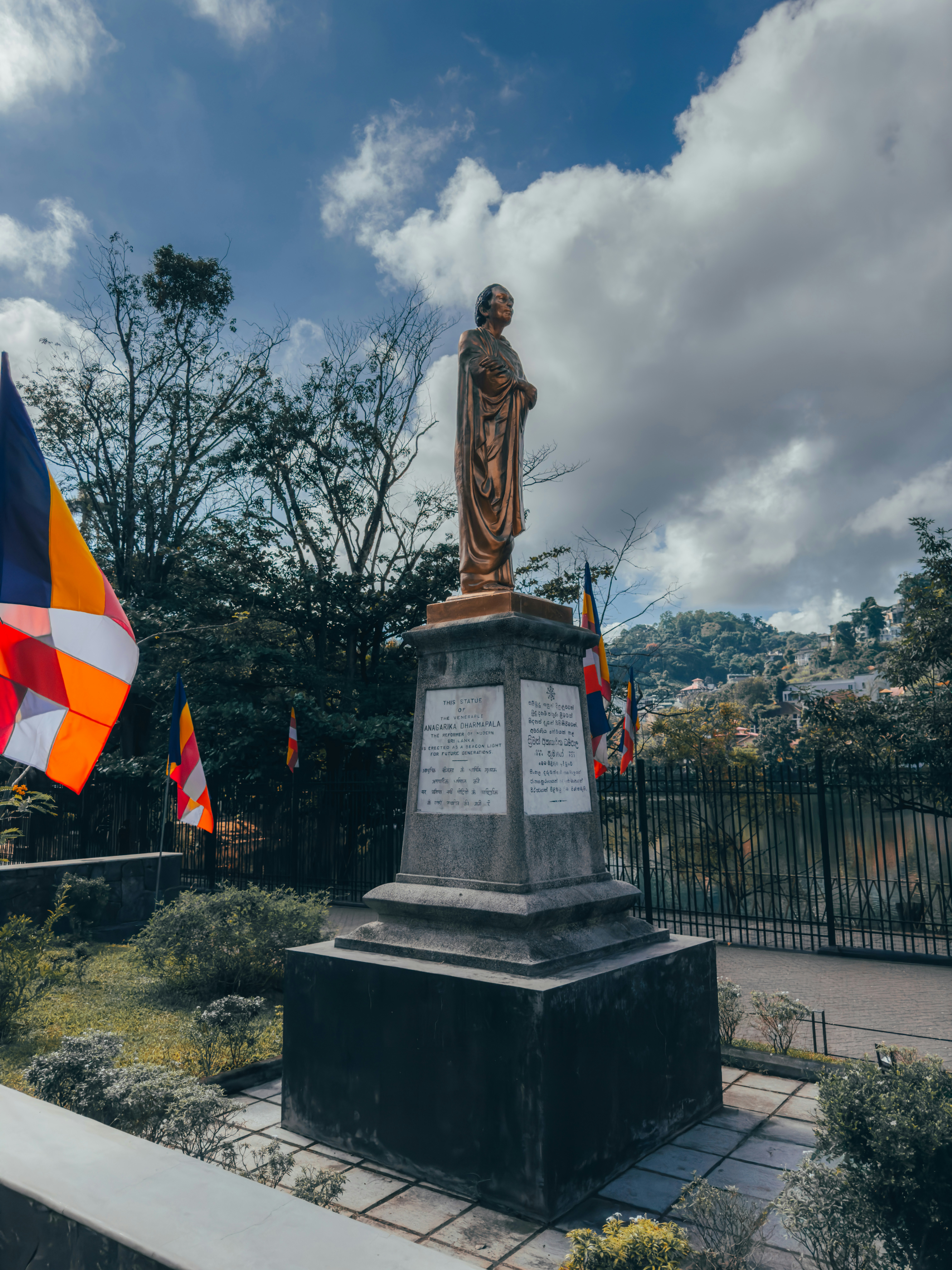 Die Statue eines Mannes, der eine Regenbogenflagge hält
