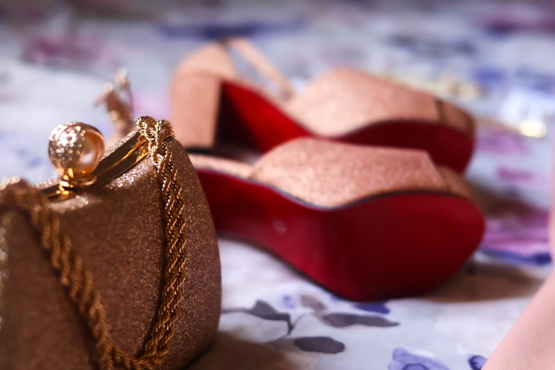 Scarpe in primo piano su un tavolo