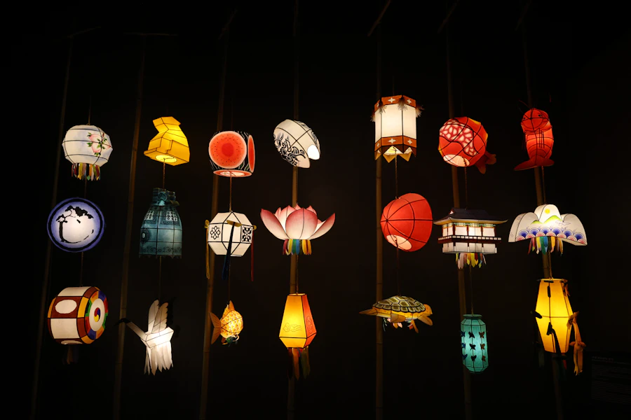 數以萬計的蓮花燈籠在首爾夜晚的街道上移動