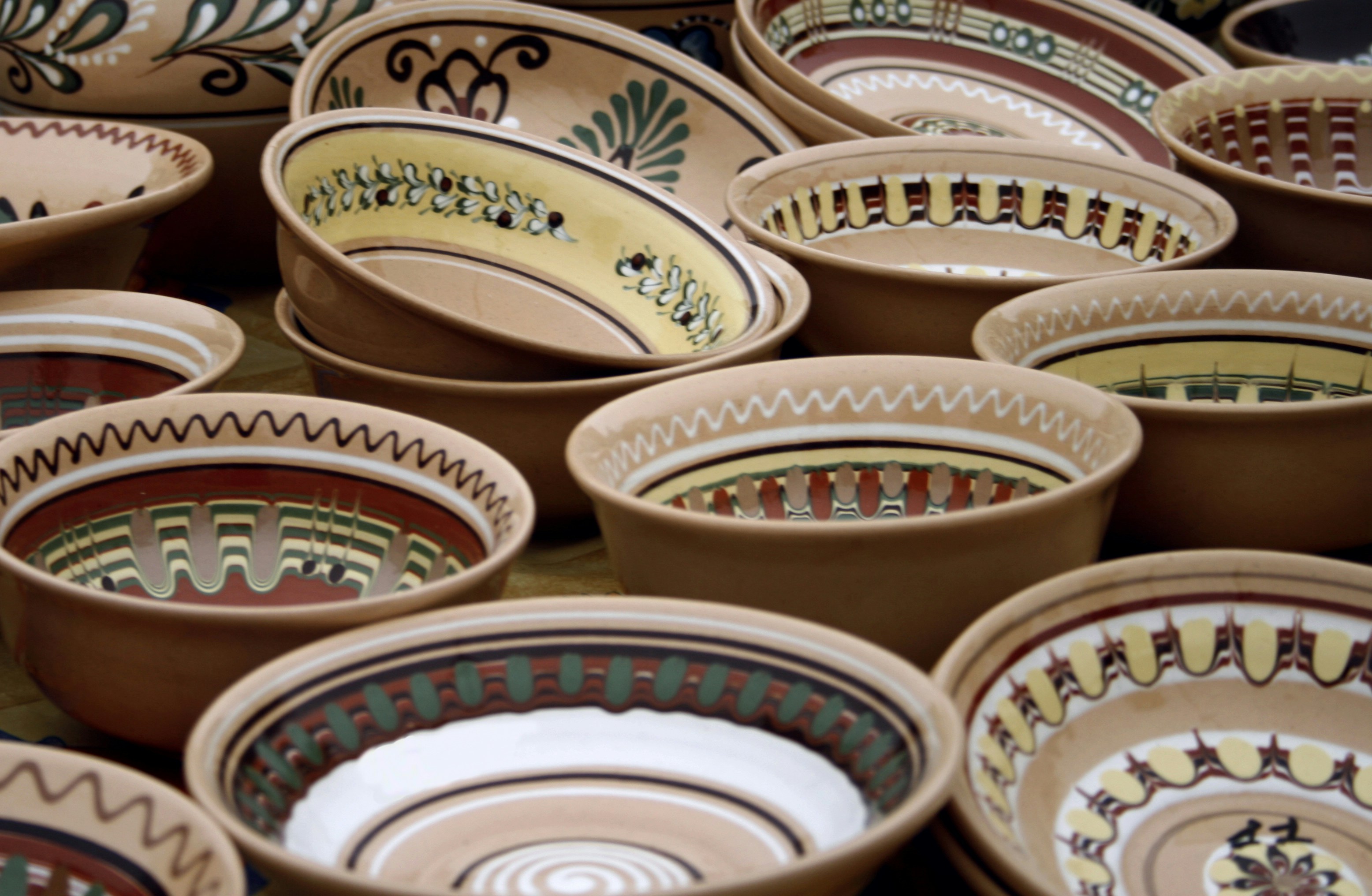 A bunch of bowls that are sitting on a table