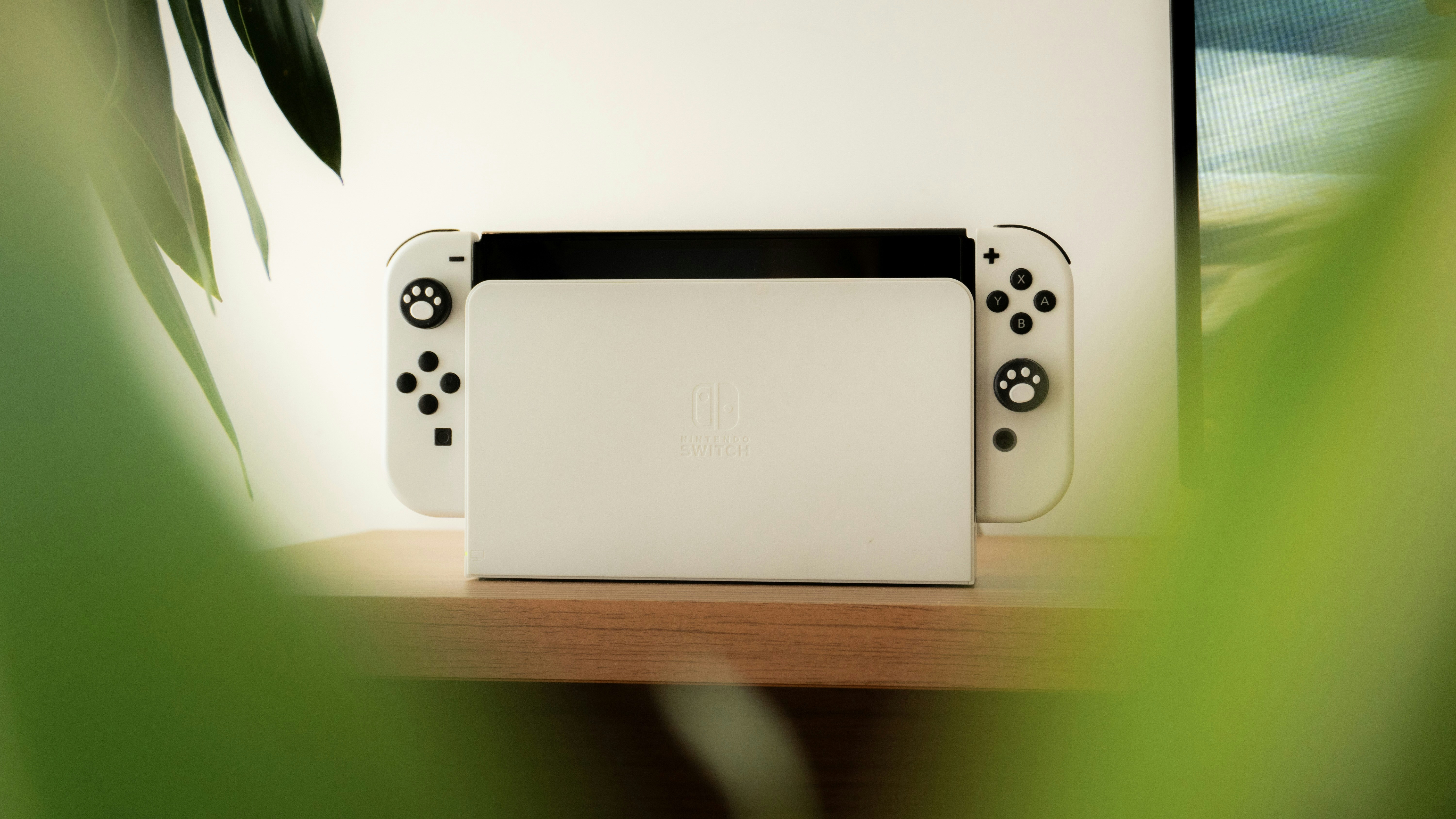 Una nintendo wii seduta sopra un tavolo di legno