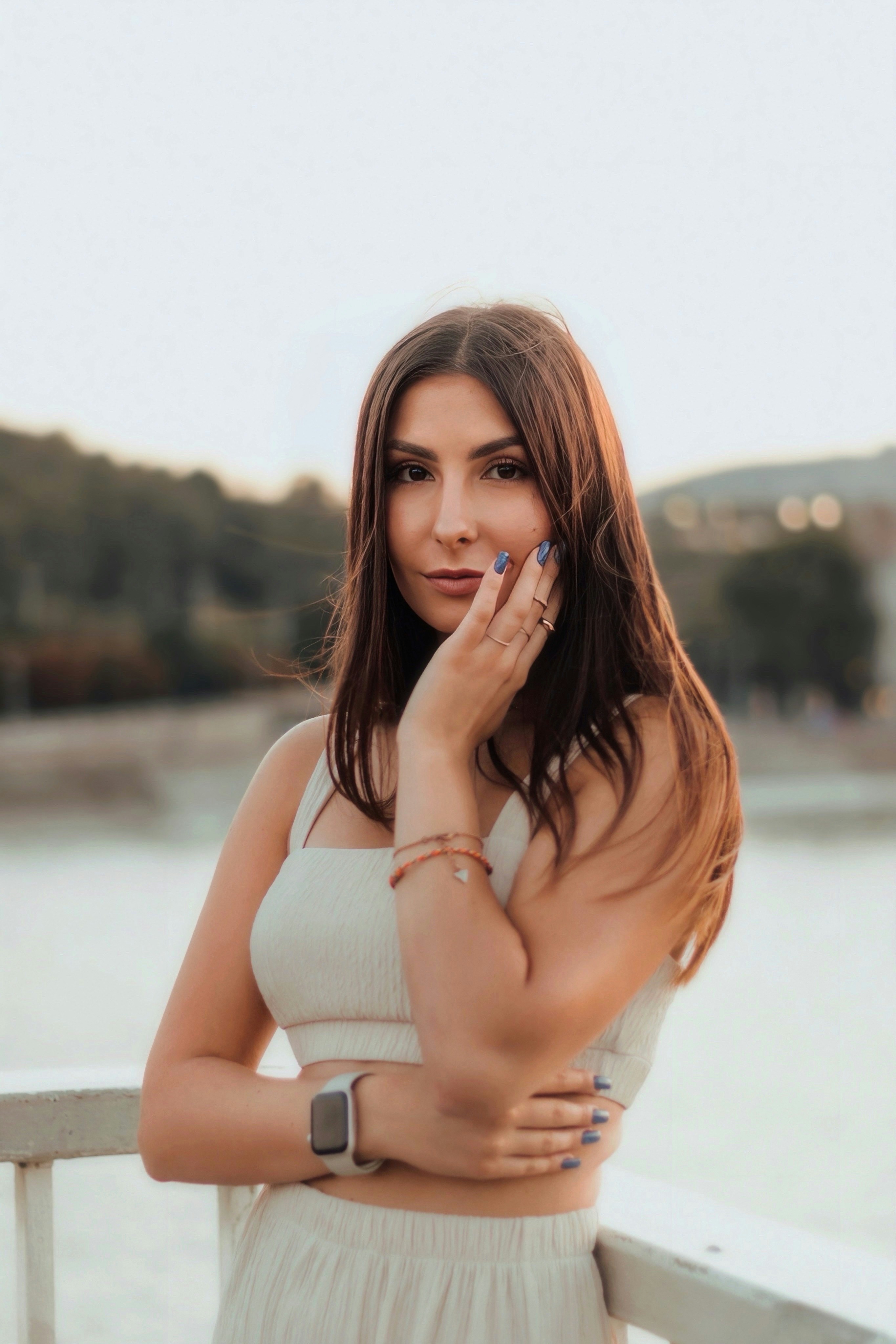 Una donna in un vestito bianco che parla su un telefono cellulare