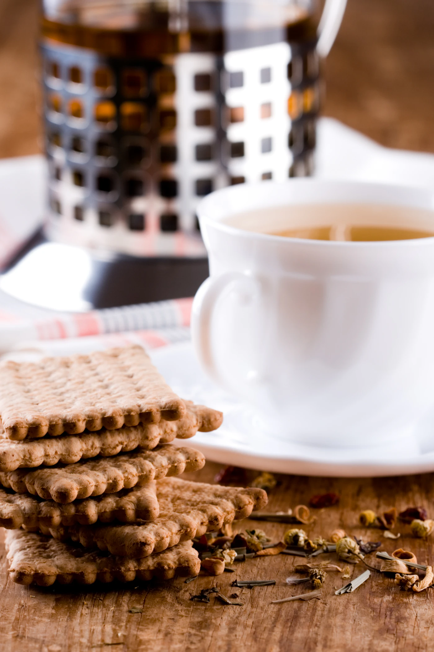 Tasse Tee und Cracker als Symbol für kleine einfache Mahlzeiten bei einem flauen Magen