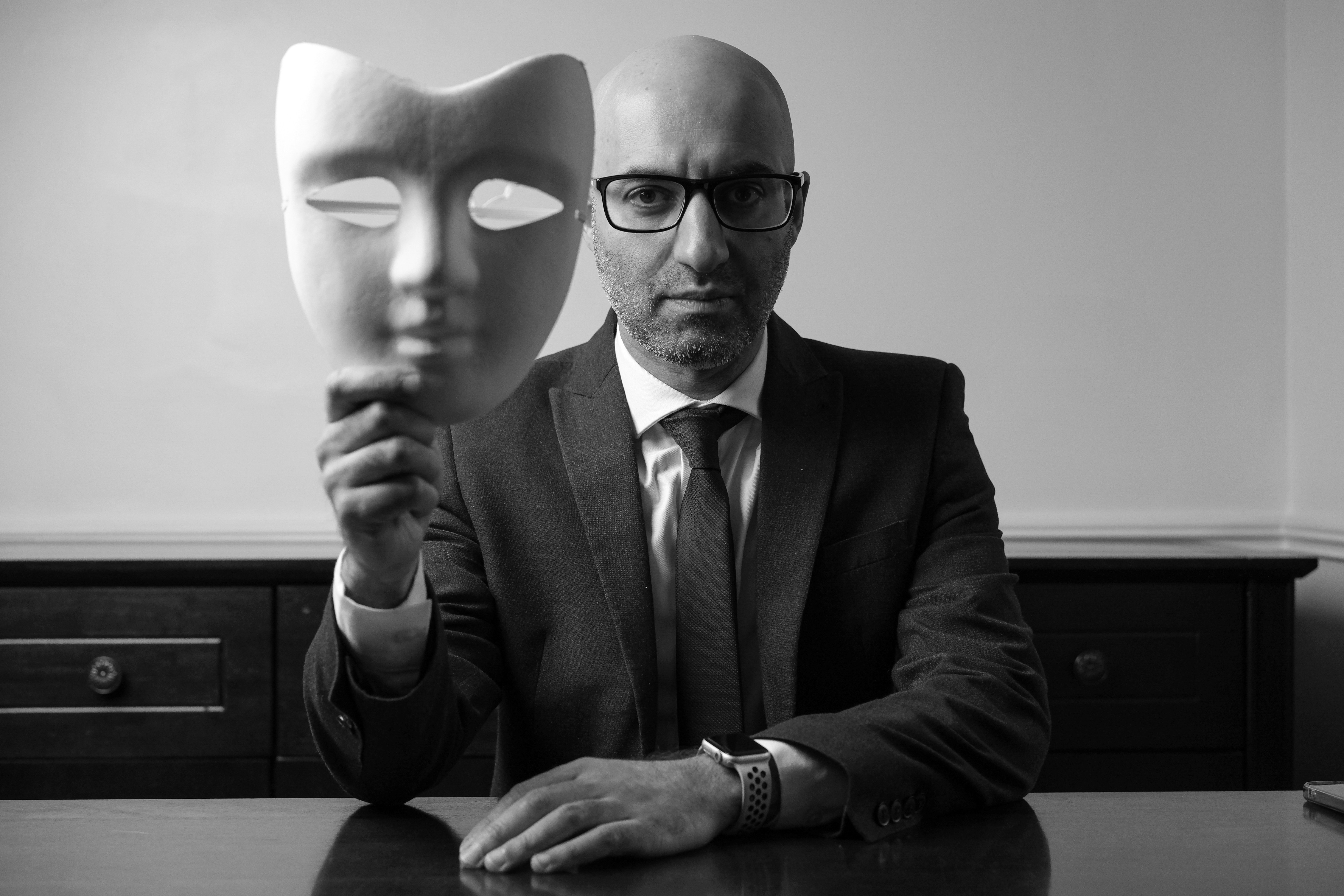 İş dünyasında algı yönetimi ve stratejik profesyonel imajın gücünü temsil eden ciddi bir yönetici portresi.
