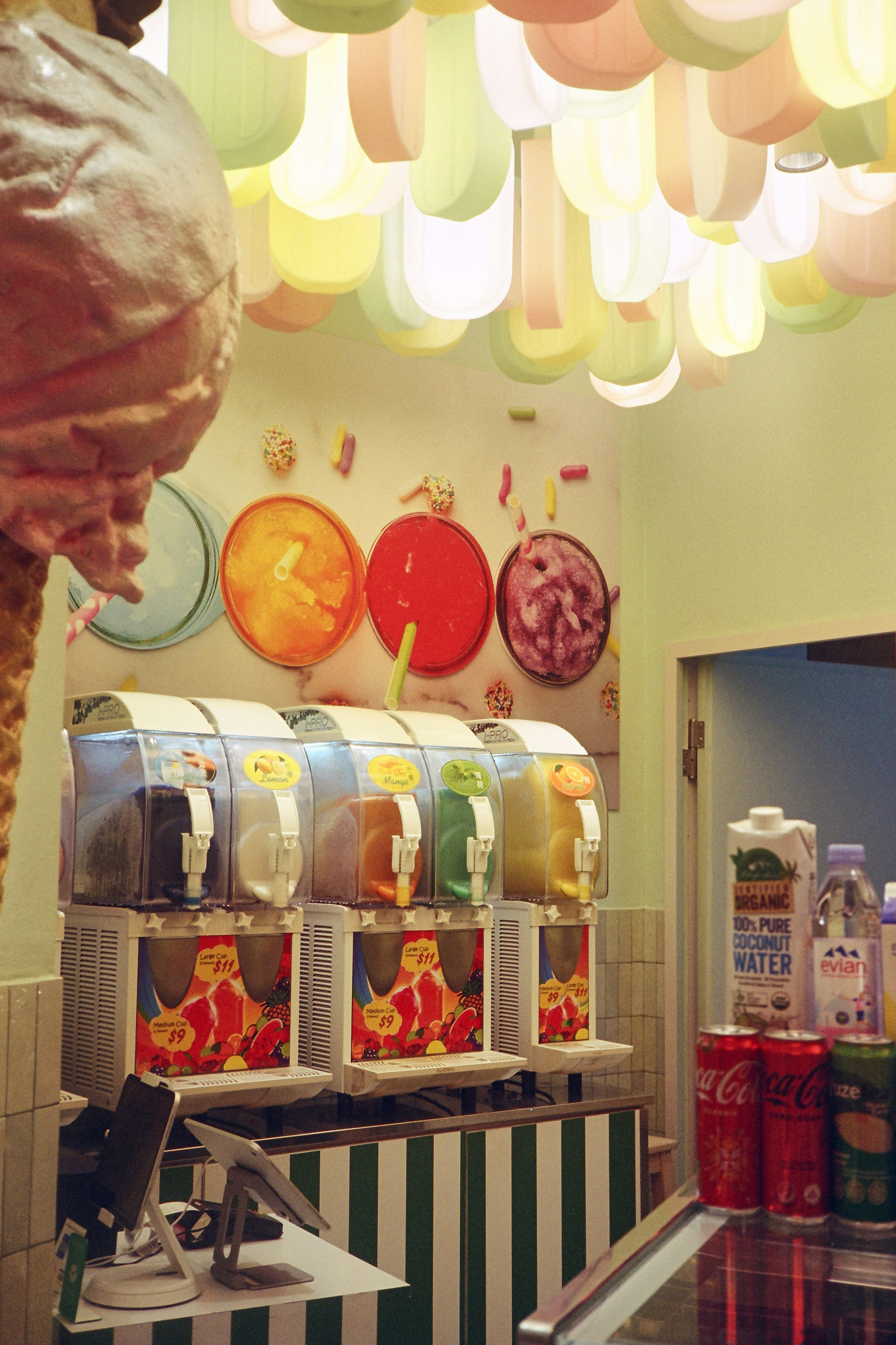 Uma grande casquinha de sorvete sentada em cima de um balcão