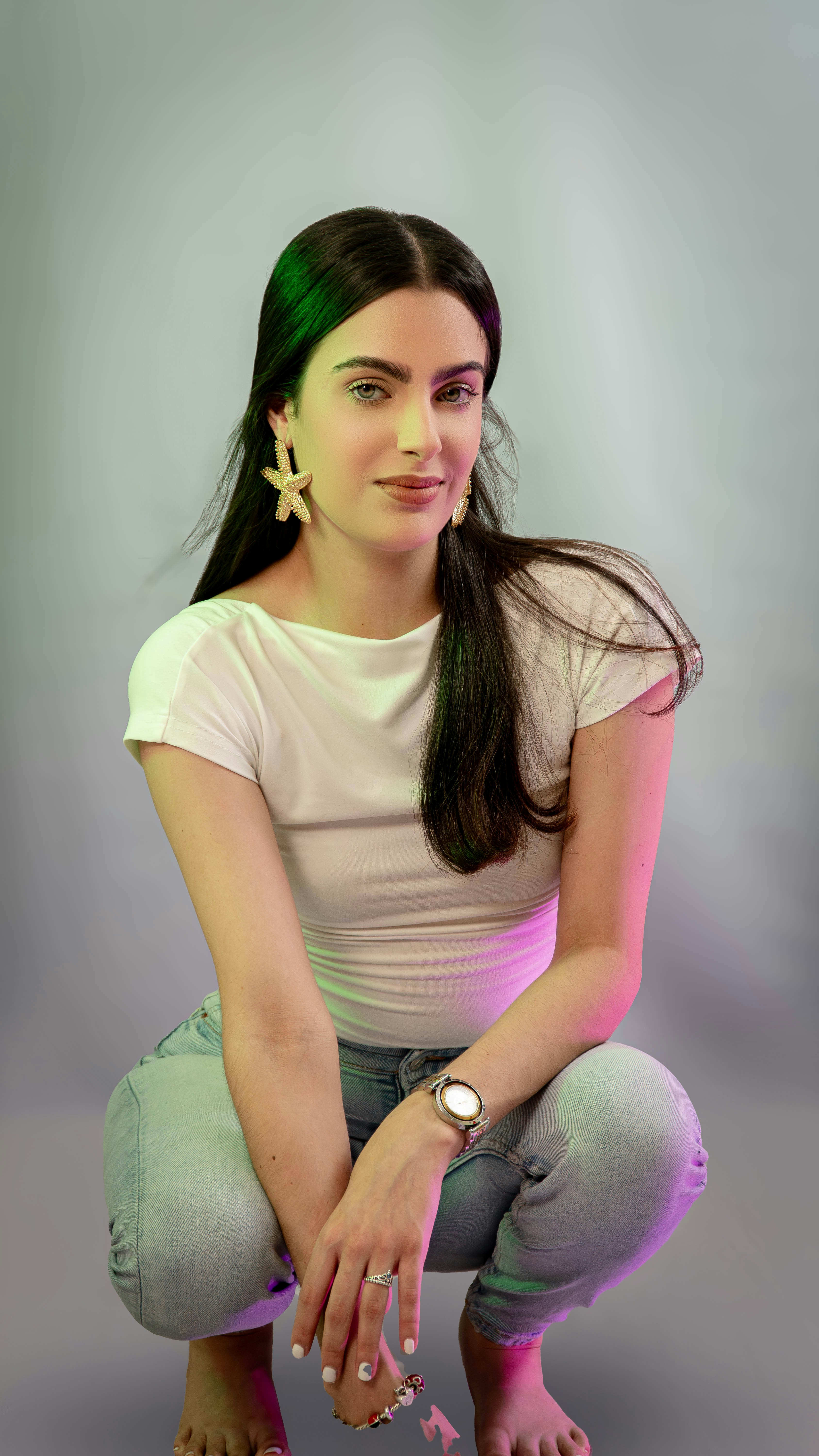 Una mujer está arrodillada con las manos en las rodillas