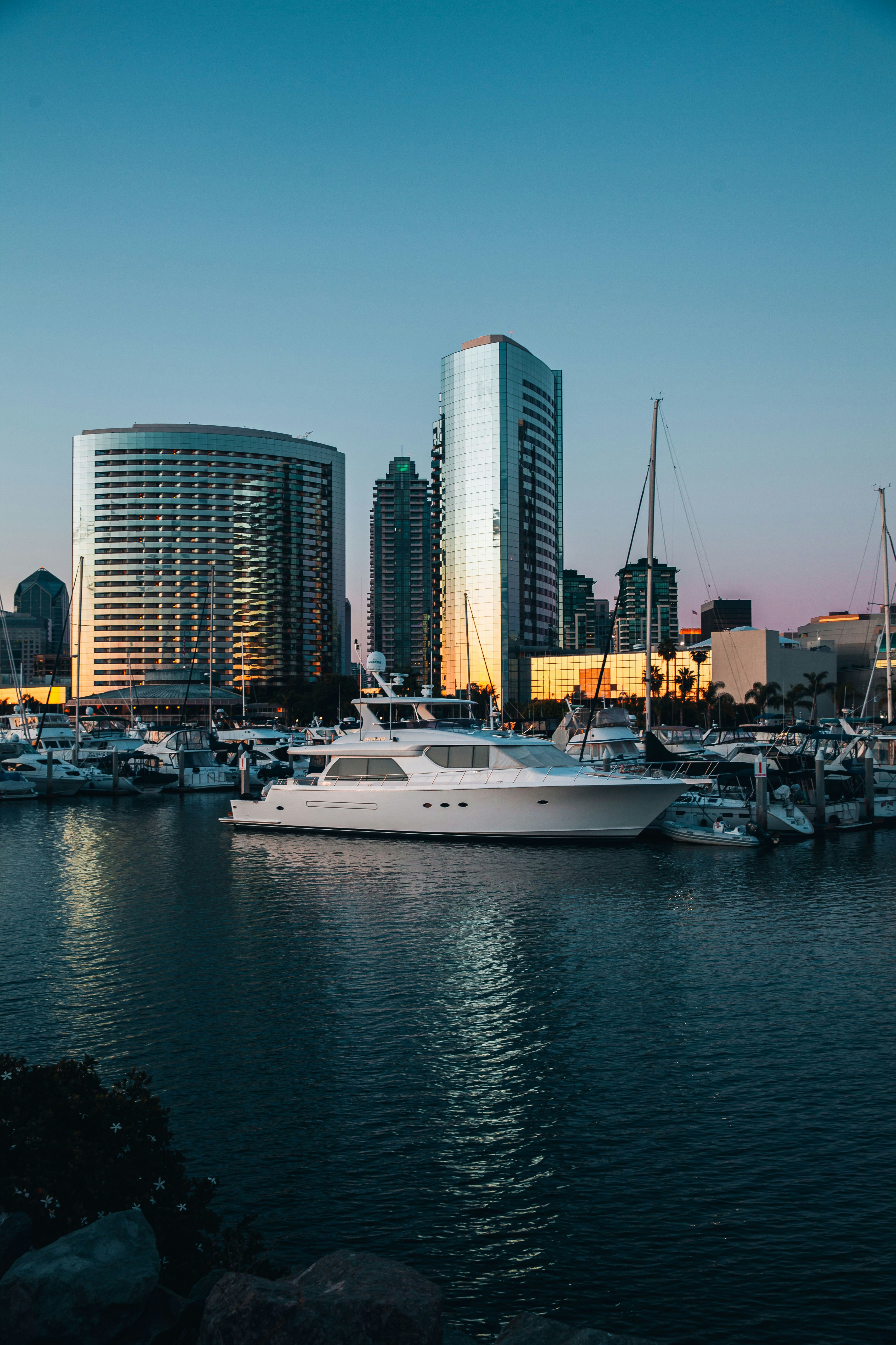 Un port rempli de nombreux bateaux à côté de grands bâtiments