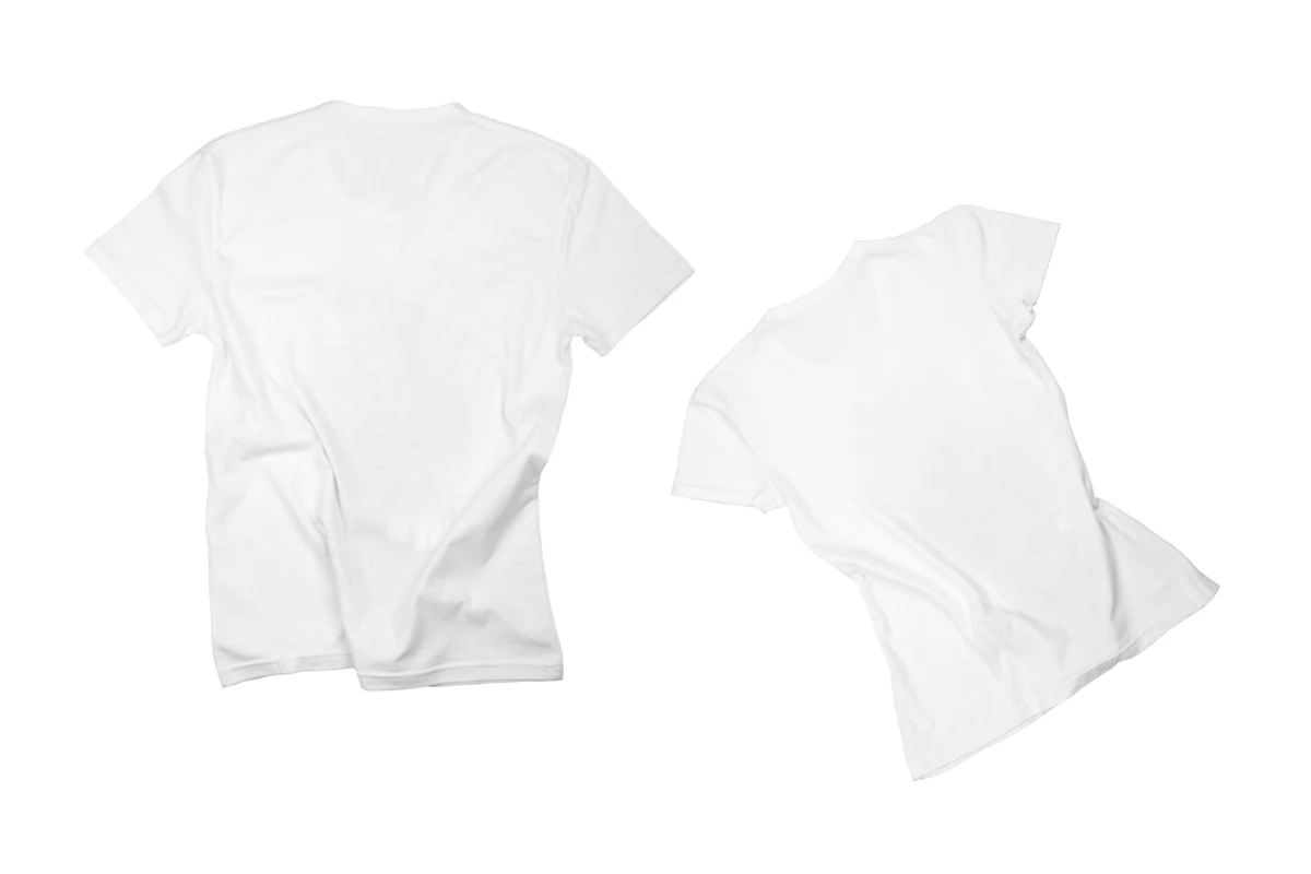 Duas camisetas brancas lisas sobre fundo branco