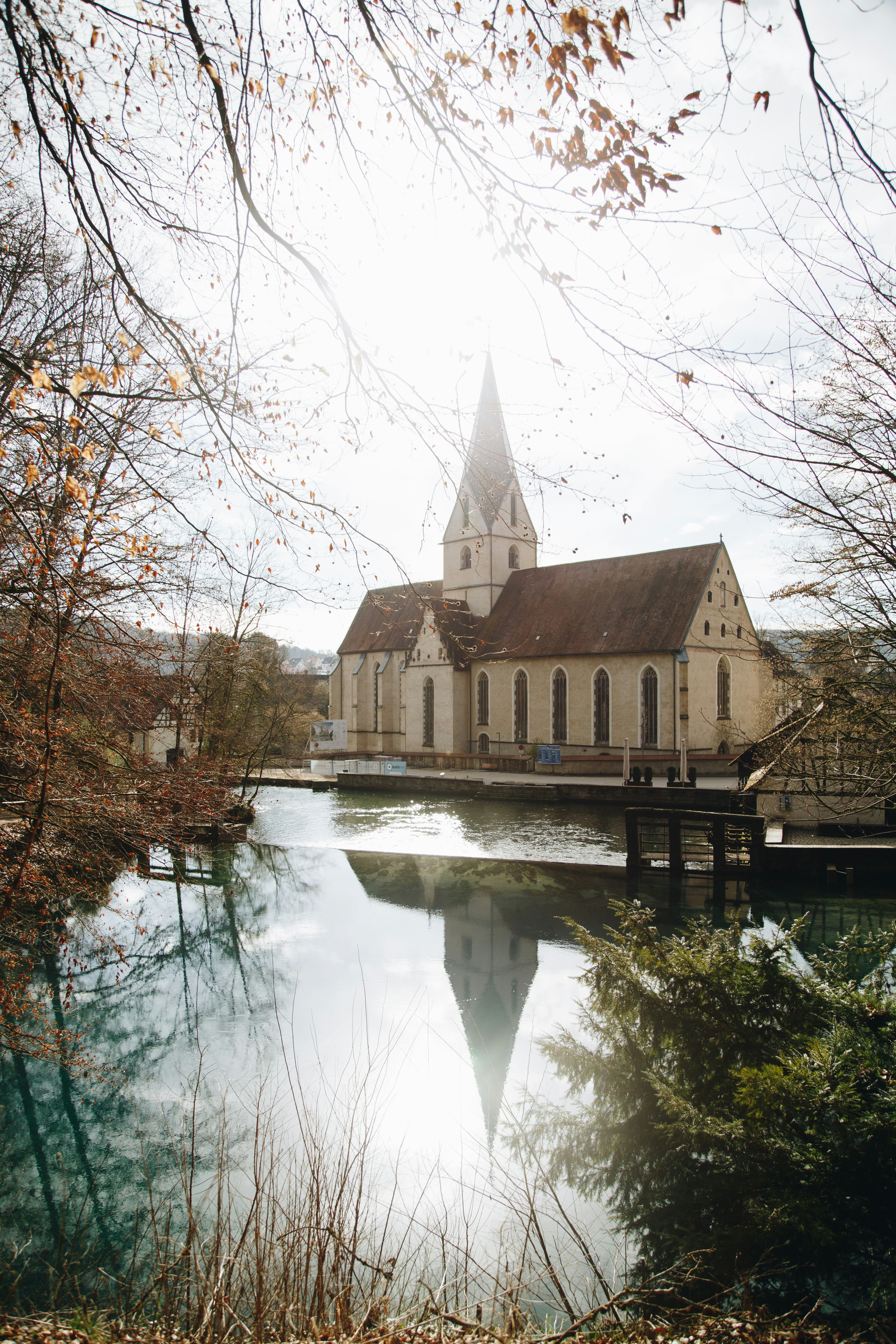 Eine alte Kirche liegt neben einem Gewässer