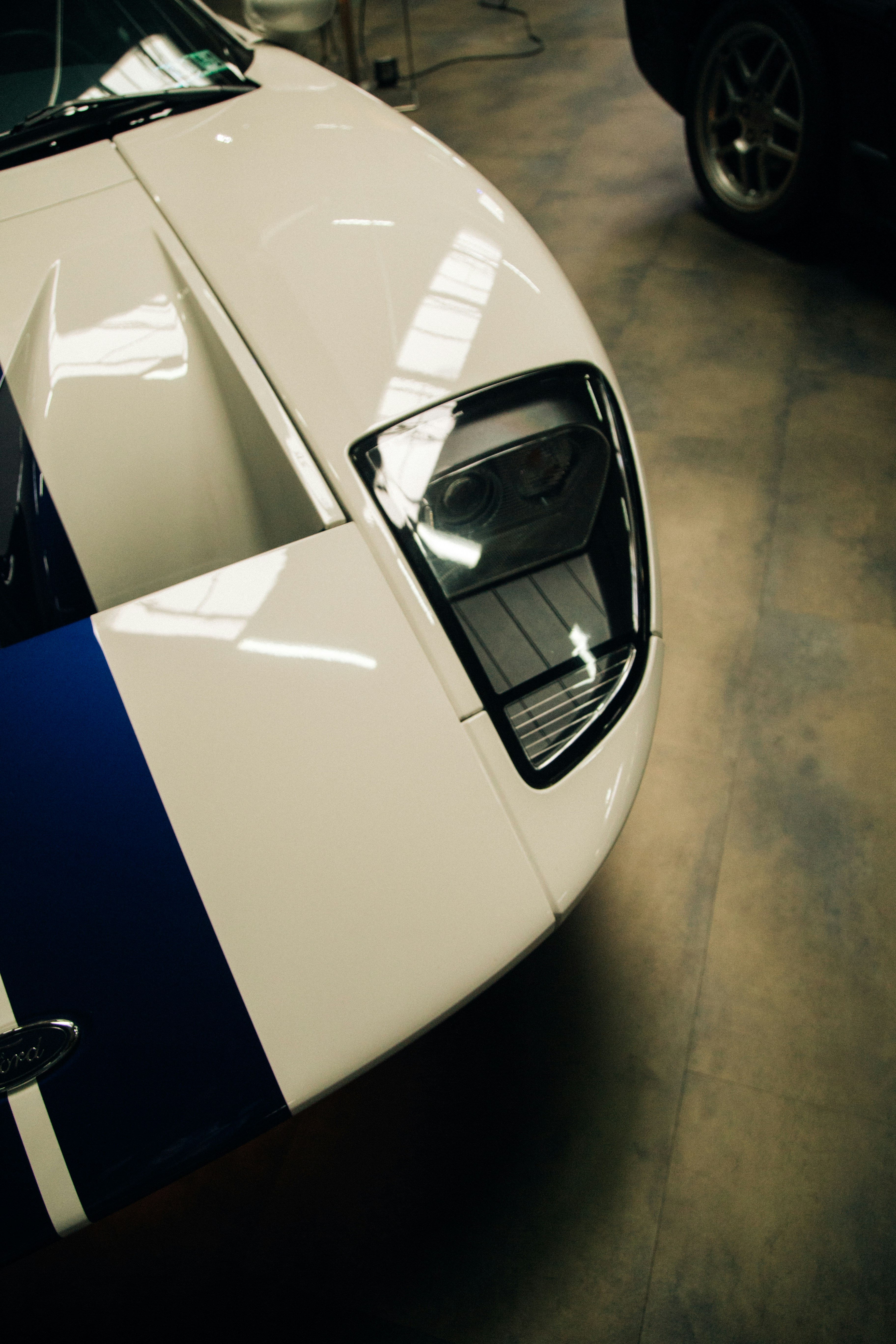 Ein weiß-blaues Auto, das in einer Garage geparkt ist