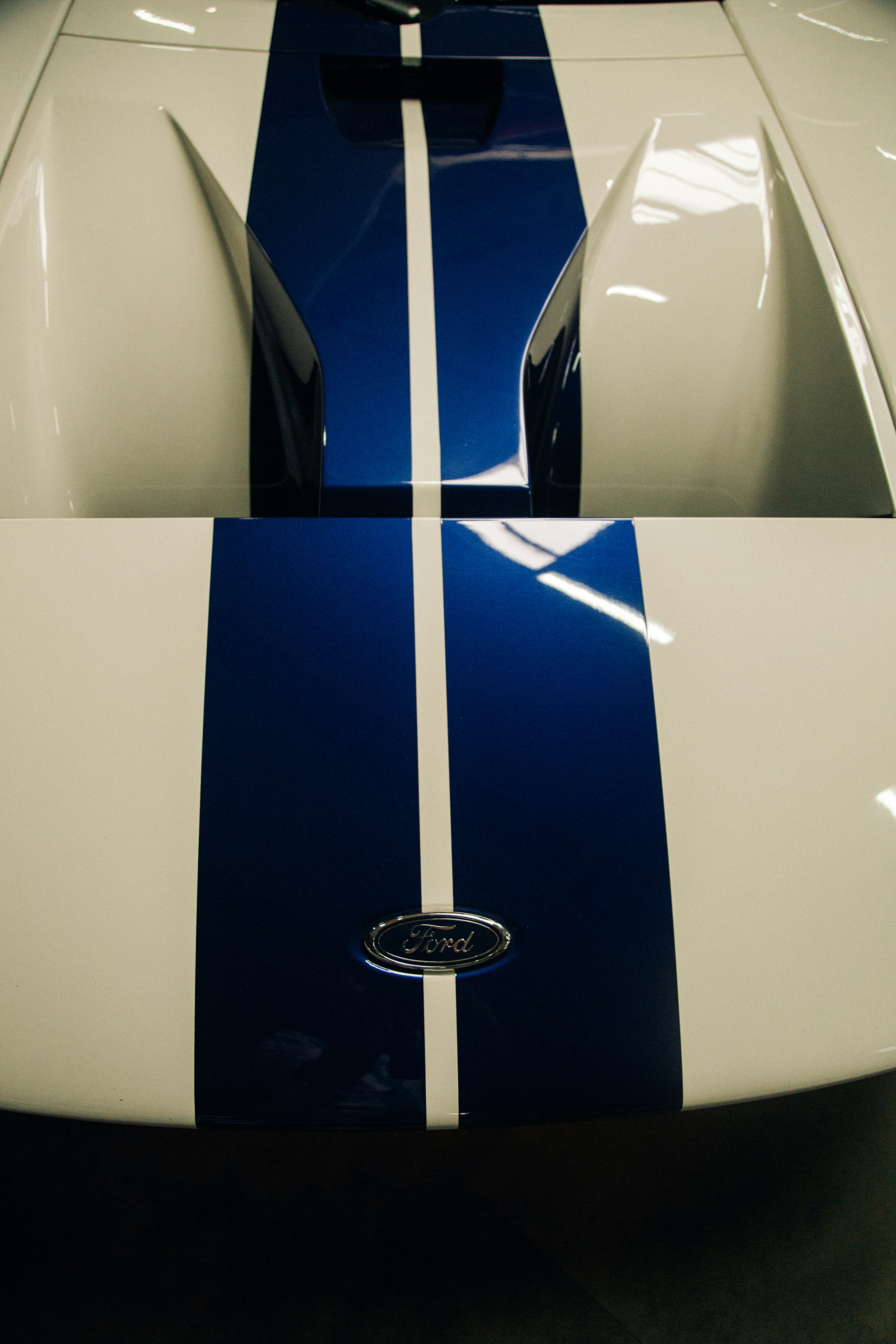 Ein weiß-blaues Auto steht in einer Garage