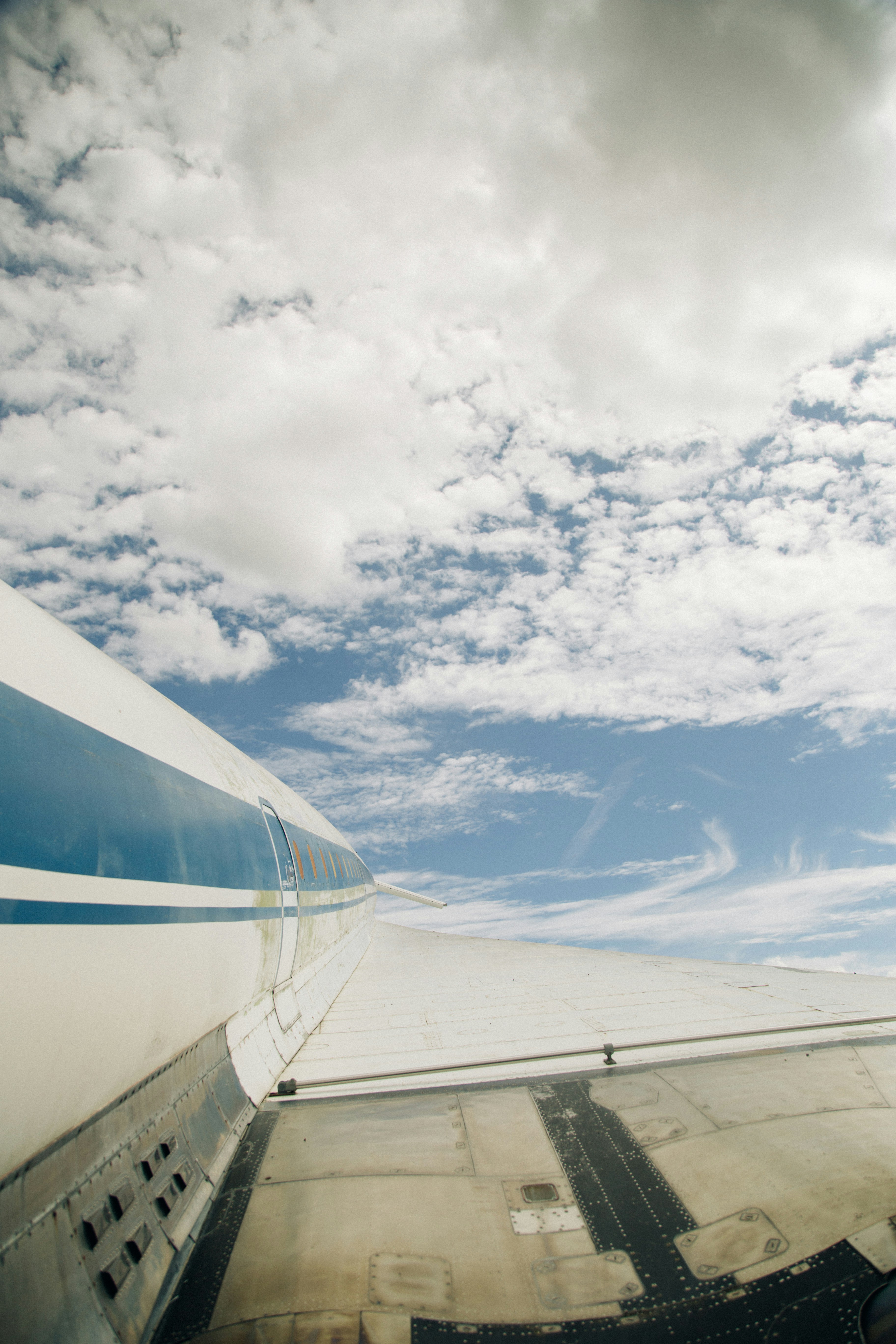 Ein Blick auf den Flügel eines Flugzeugs am Himmel