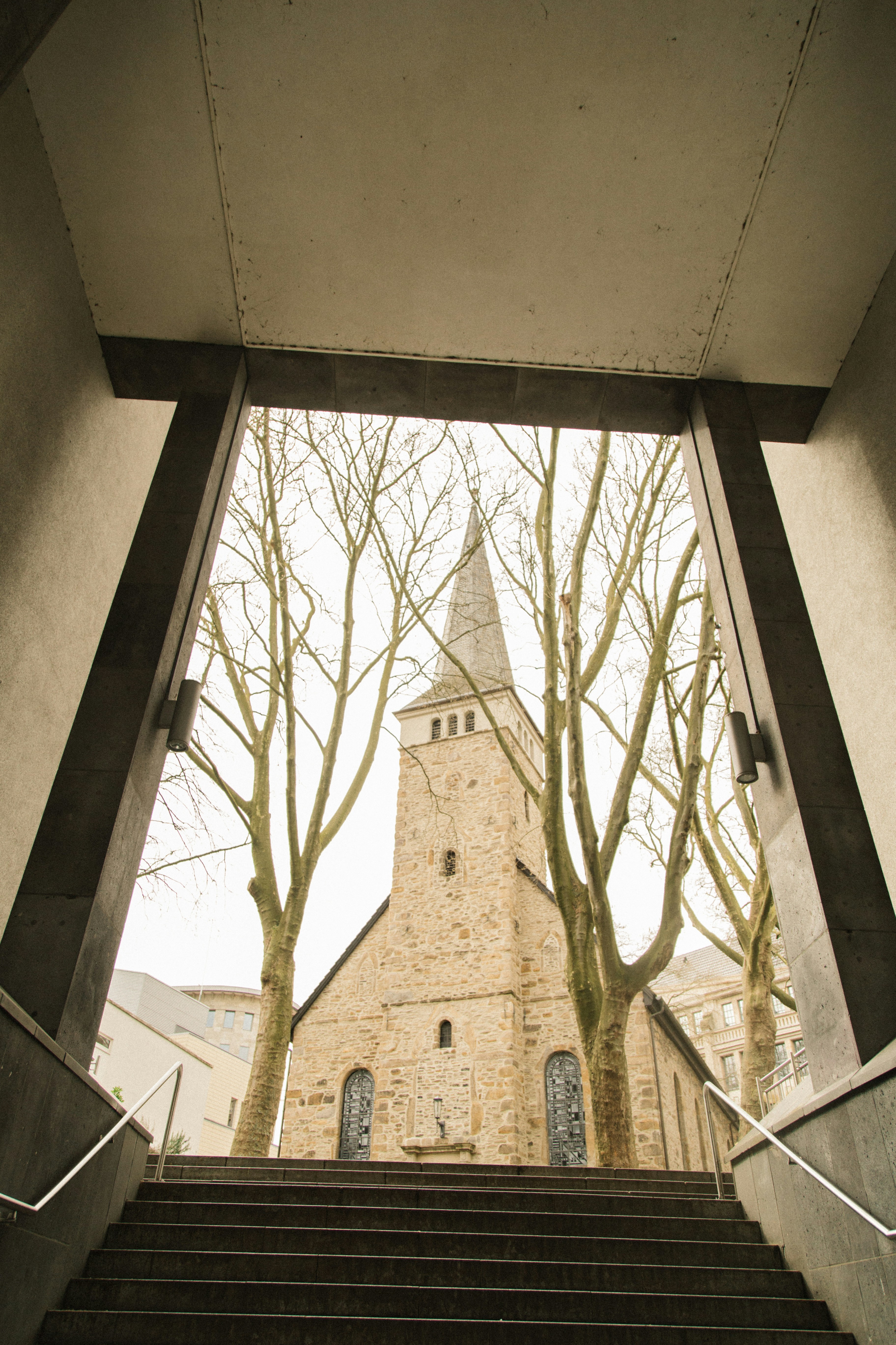 Eine Treppe, die zu einer Kirche mit Kirchturm hinaufführt
