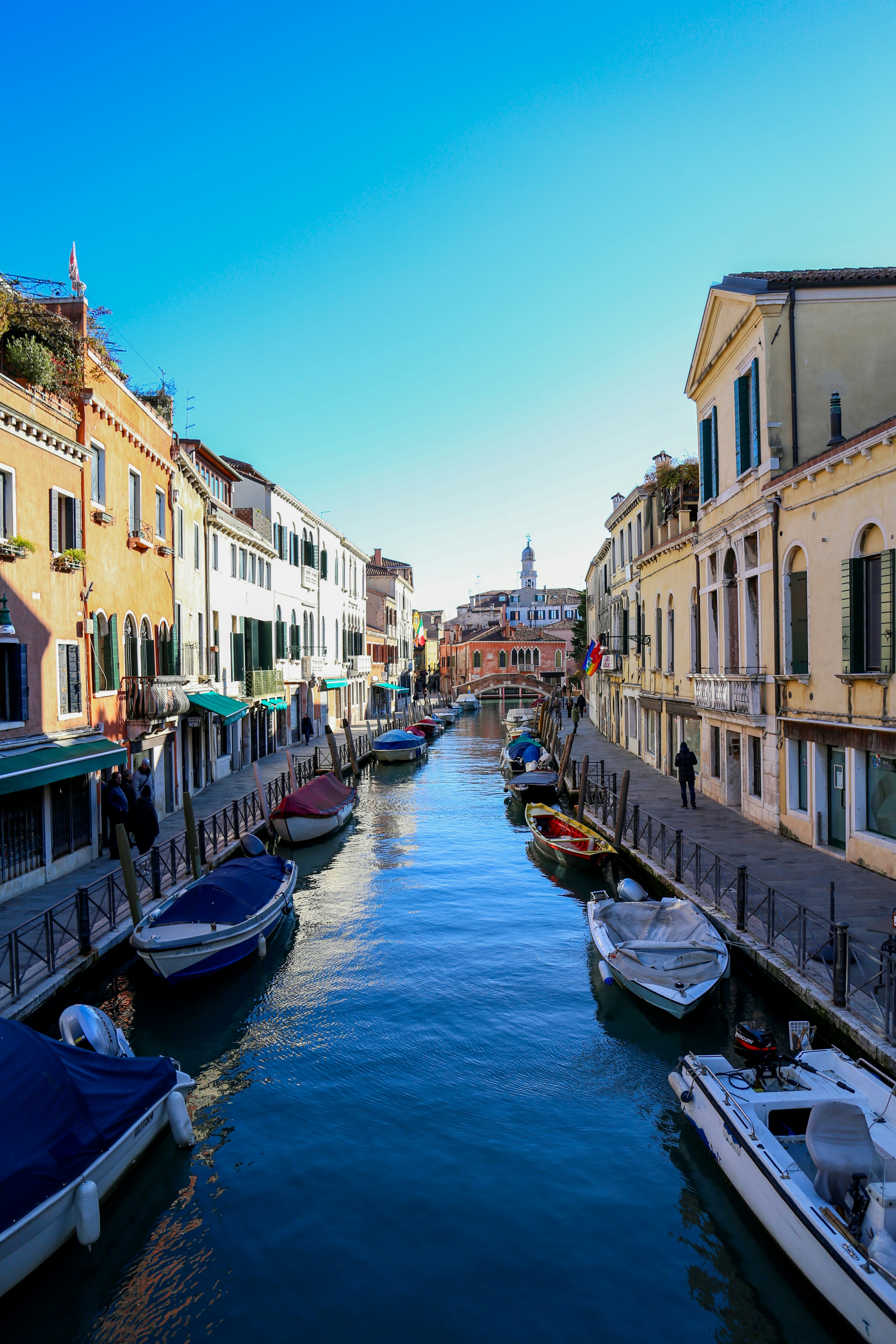 Photo by ardalanaameli