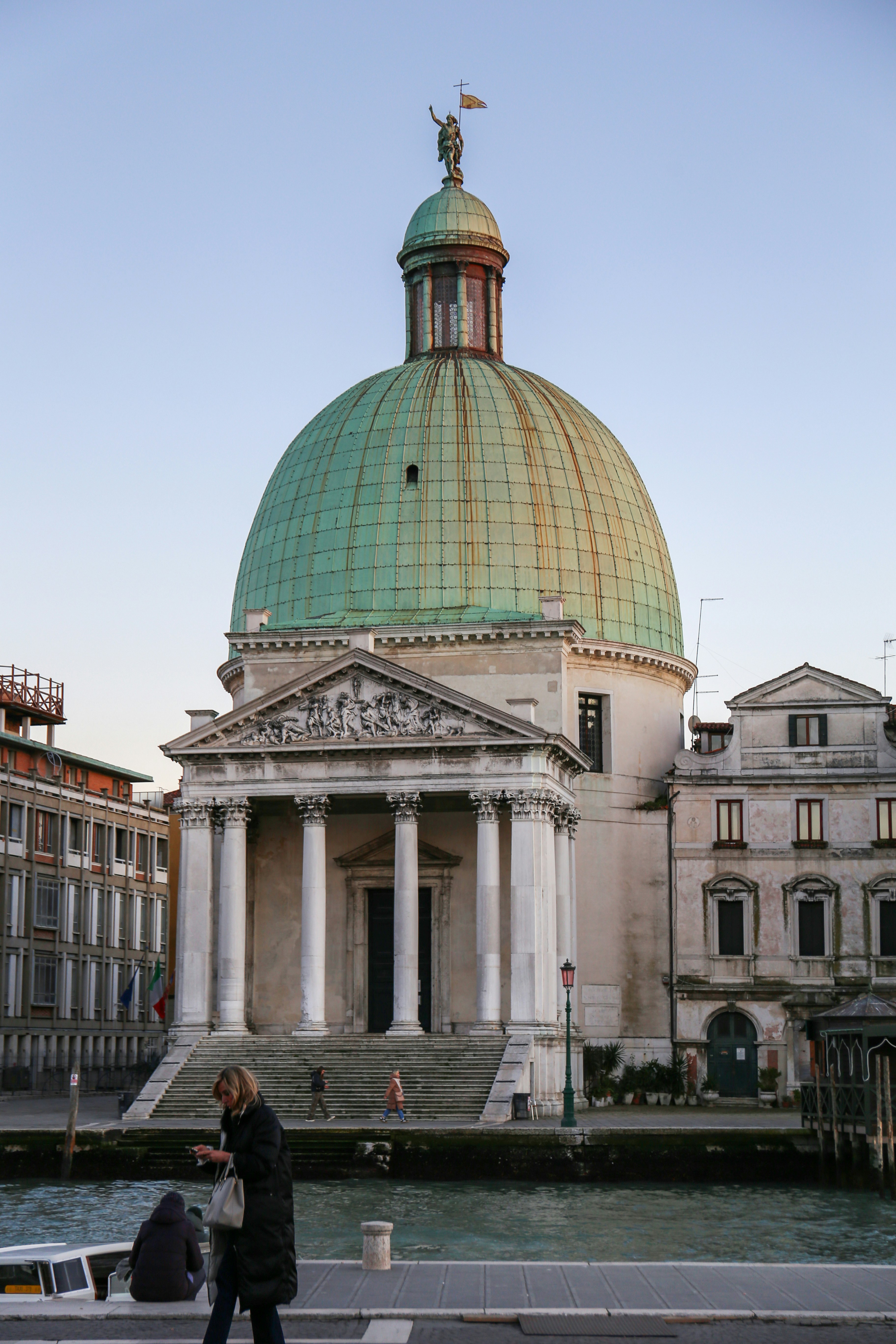 Photo by ardalanaameli