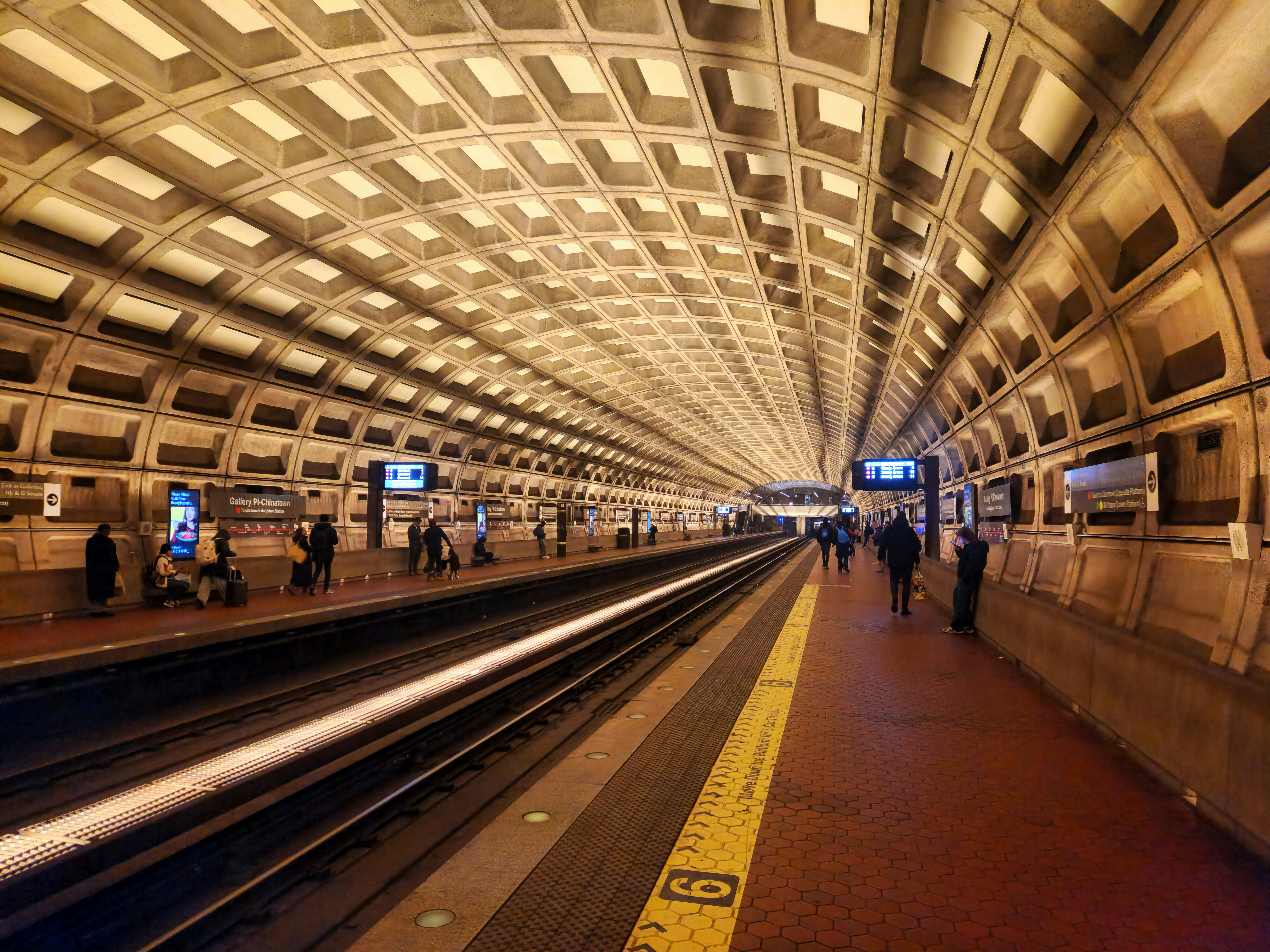 Una estación de metro con gente esperando el tren foto – Imagen de Viajar  gratuita en Unsplash, image size:3000x2250
