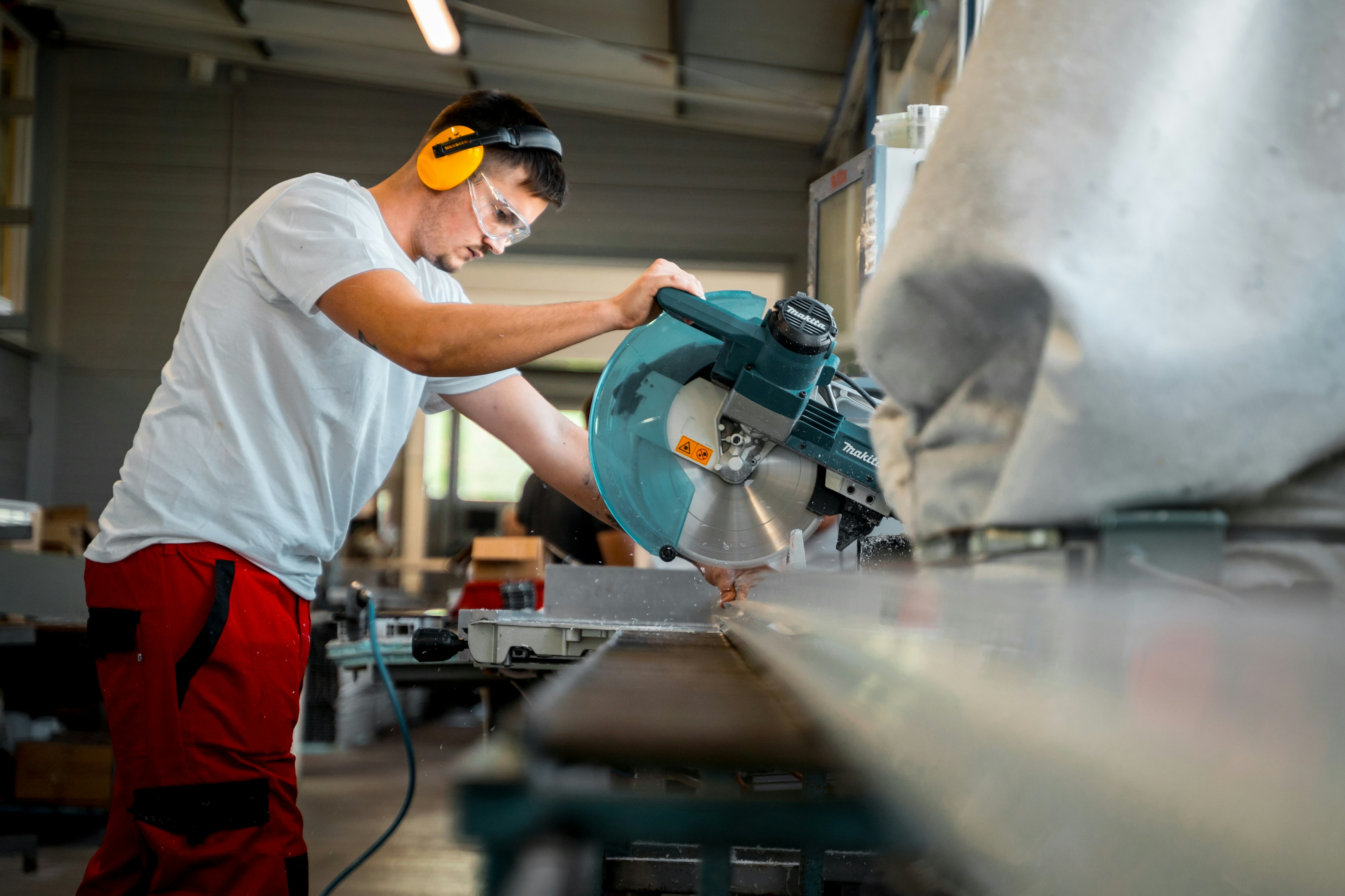 US Manufacturing Expands for First Time in Year on Unexpected PMI Surge