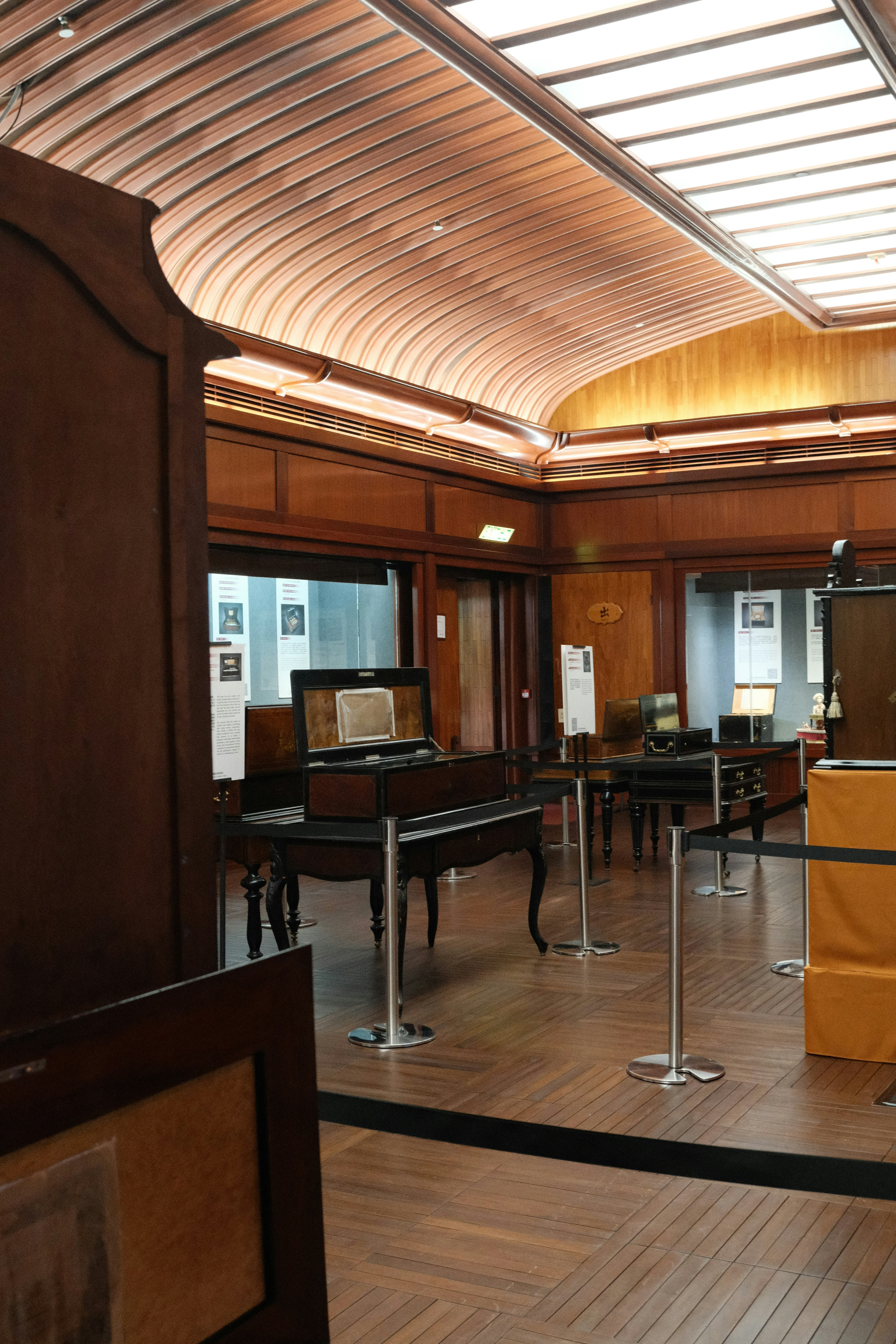 A room with a lot of tables and chairs