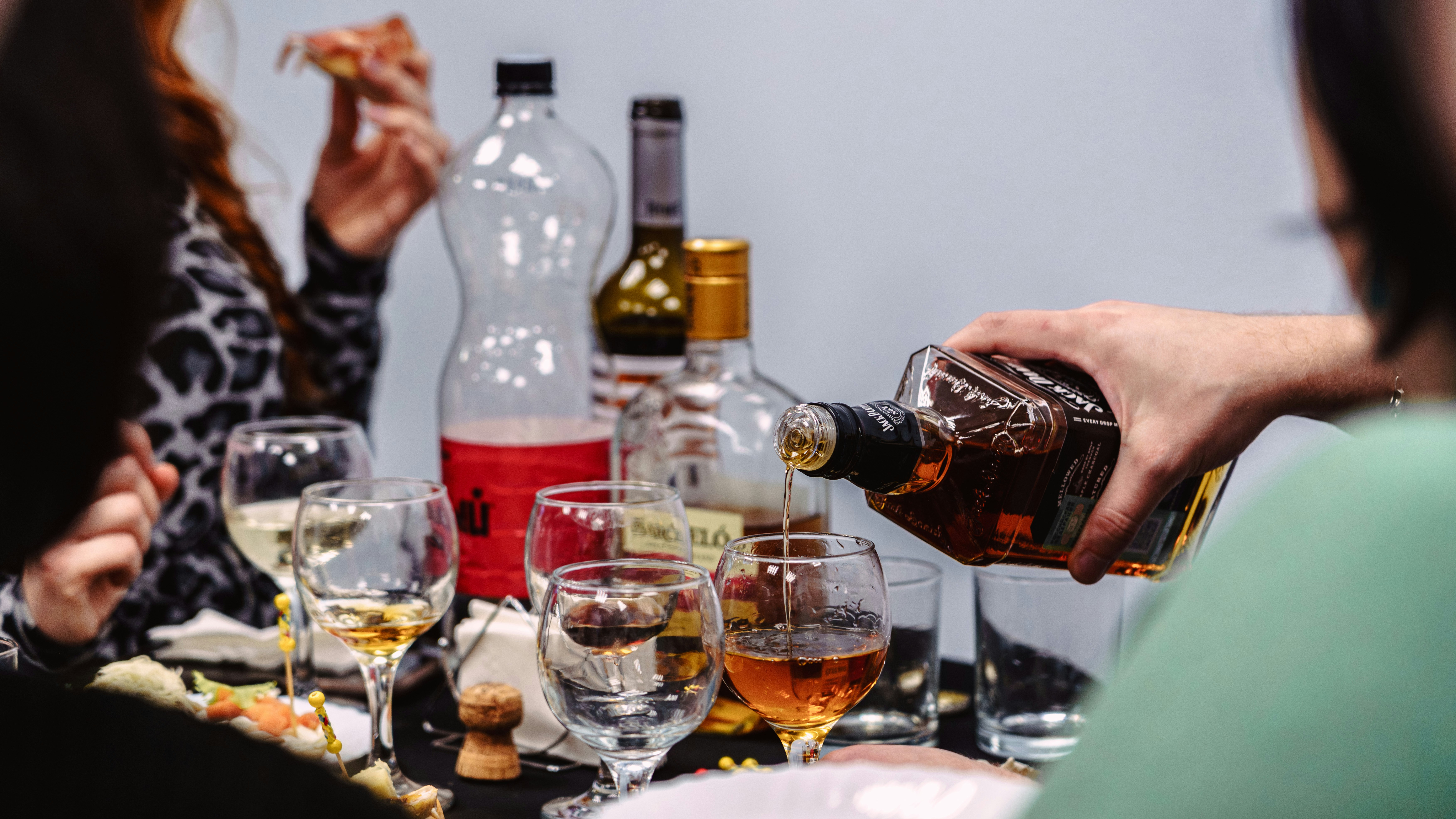 와인 잔을 들고 테이블에 둘러 앉은 한 무리의 사람들