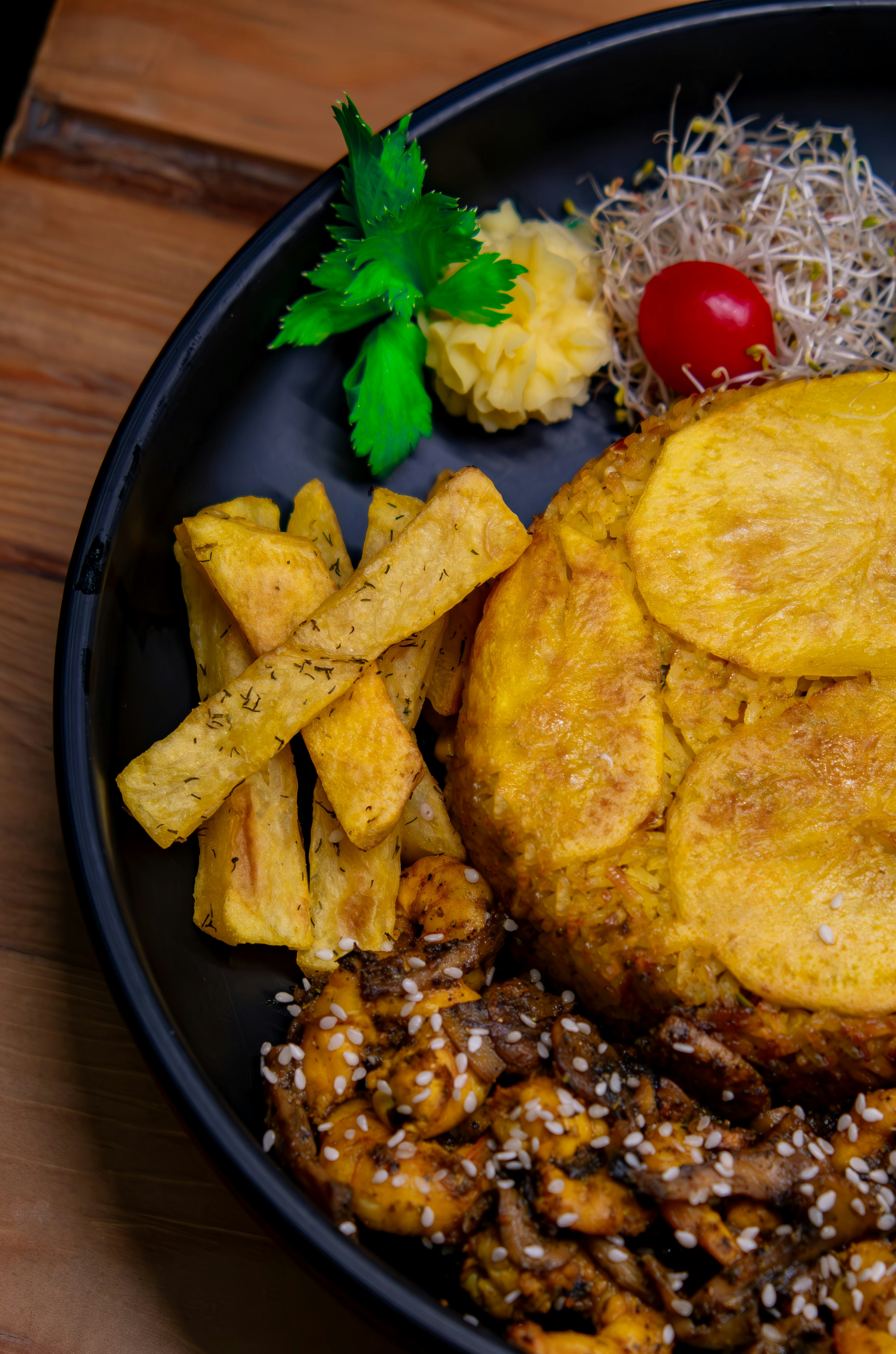 Bowl de Chicharrón de Pollo Saludable con Plátano Asado, Mazorca y Ají