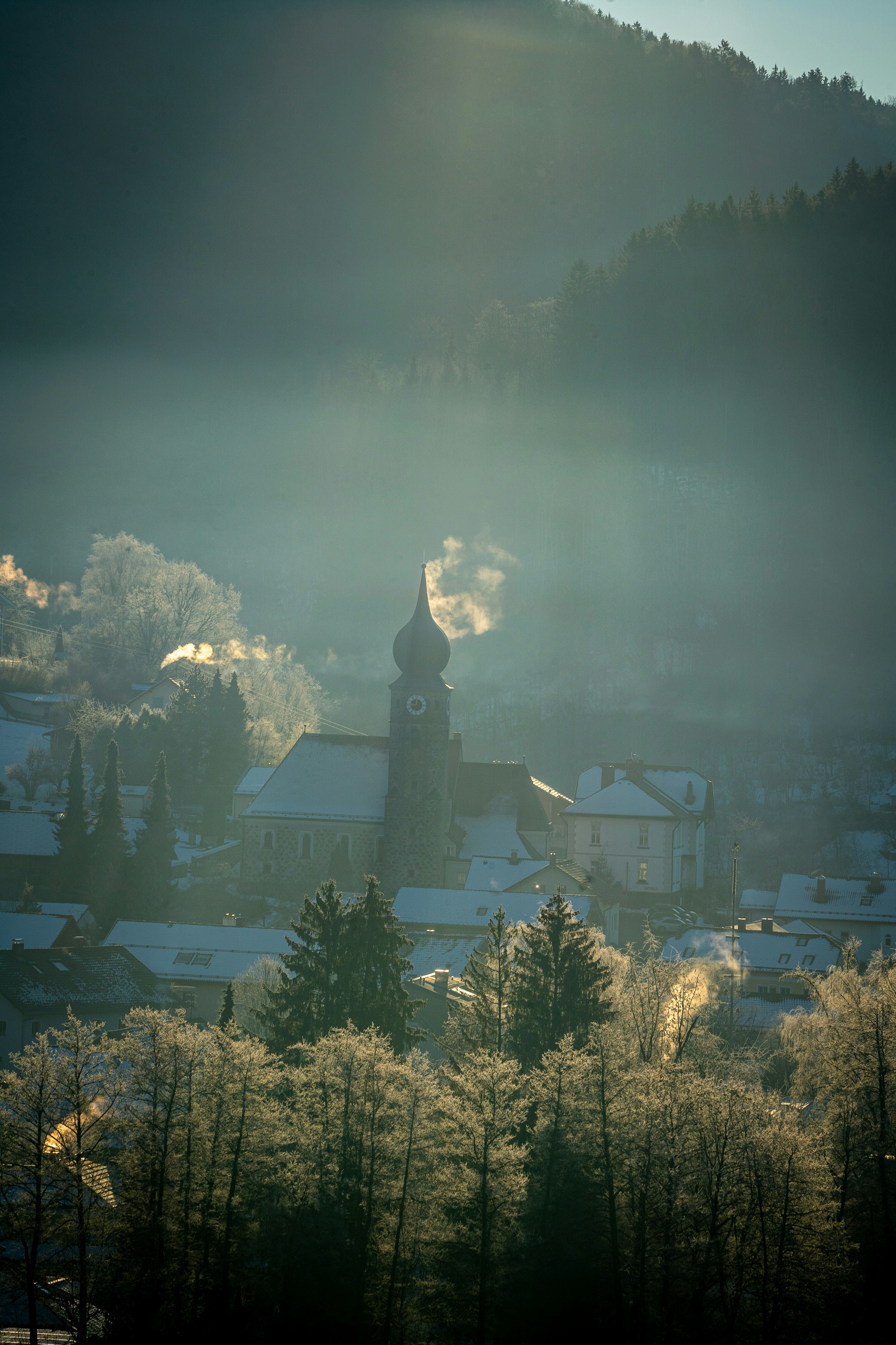 Blick auf eine Stadt mit einer Kirche im Hintergrund