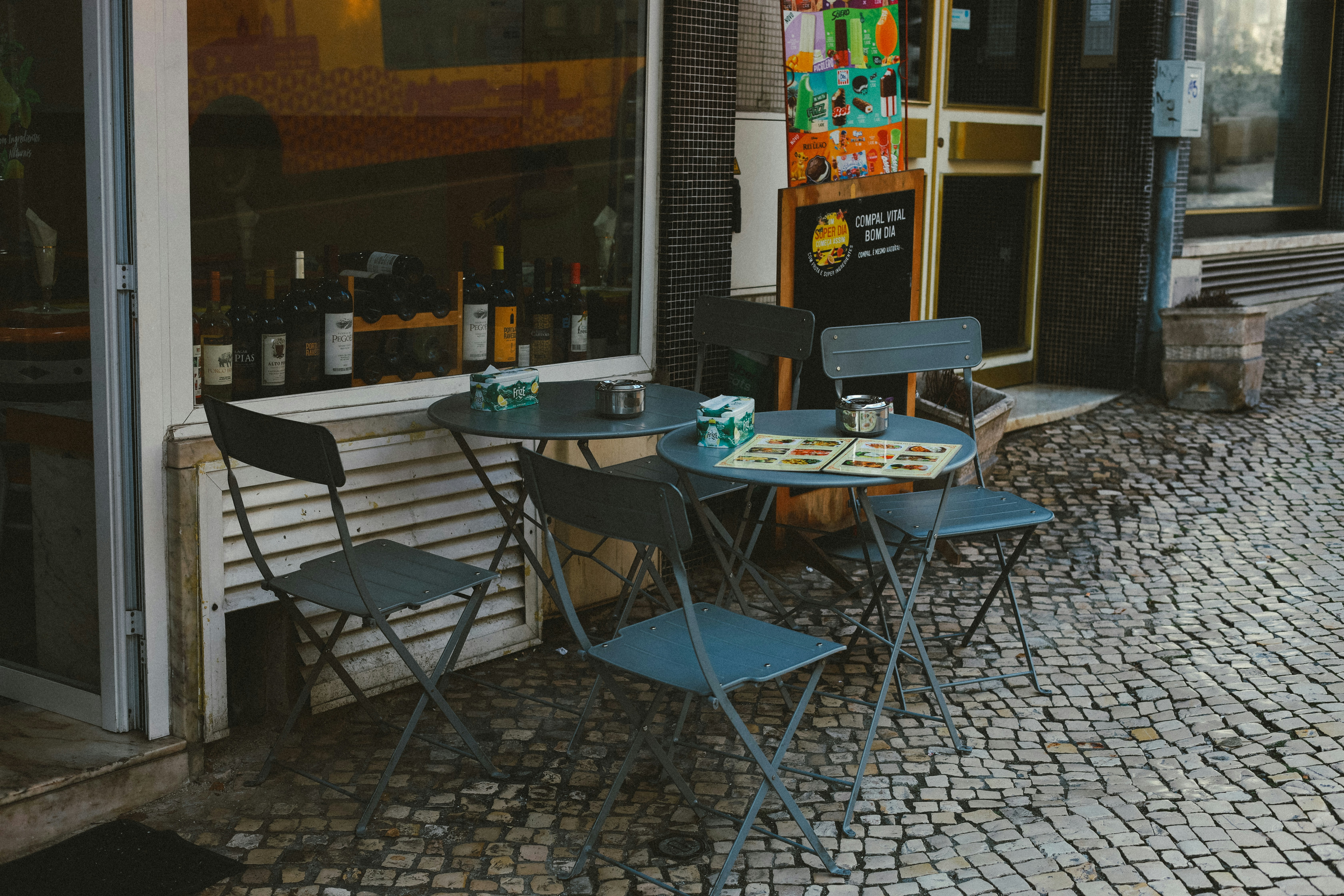 A table and chairs outside of a restaurant