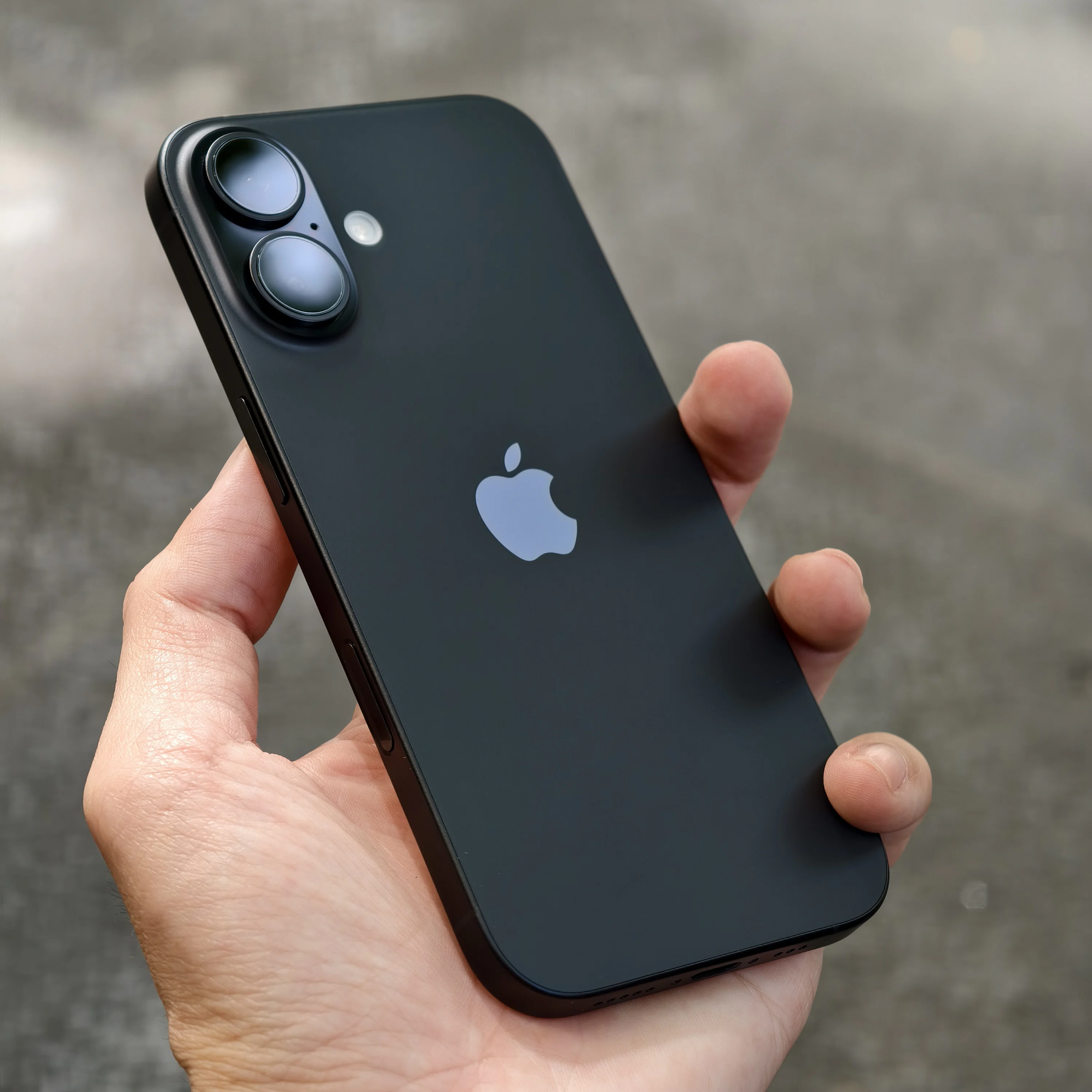 A person holding an iPhone in their hand - Free Photo on Unsplash