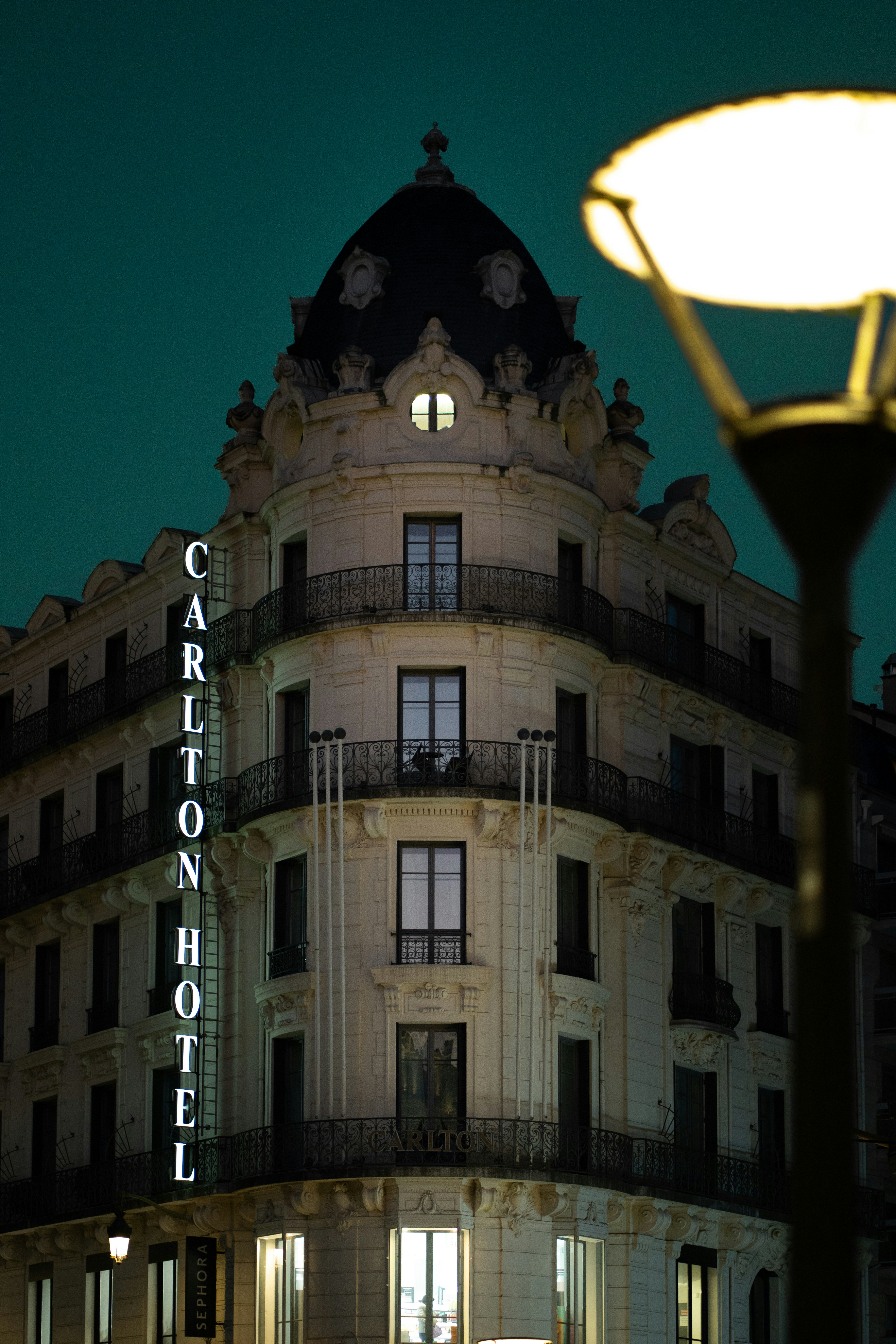 Una farola frente a un hotel por la noche