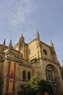 une église qui est notre point de reference pour etablir un rendez vous nie espagne