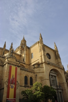 une église qui est notre point de reference pour etablir un rendez vous nie espagne