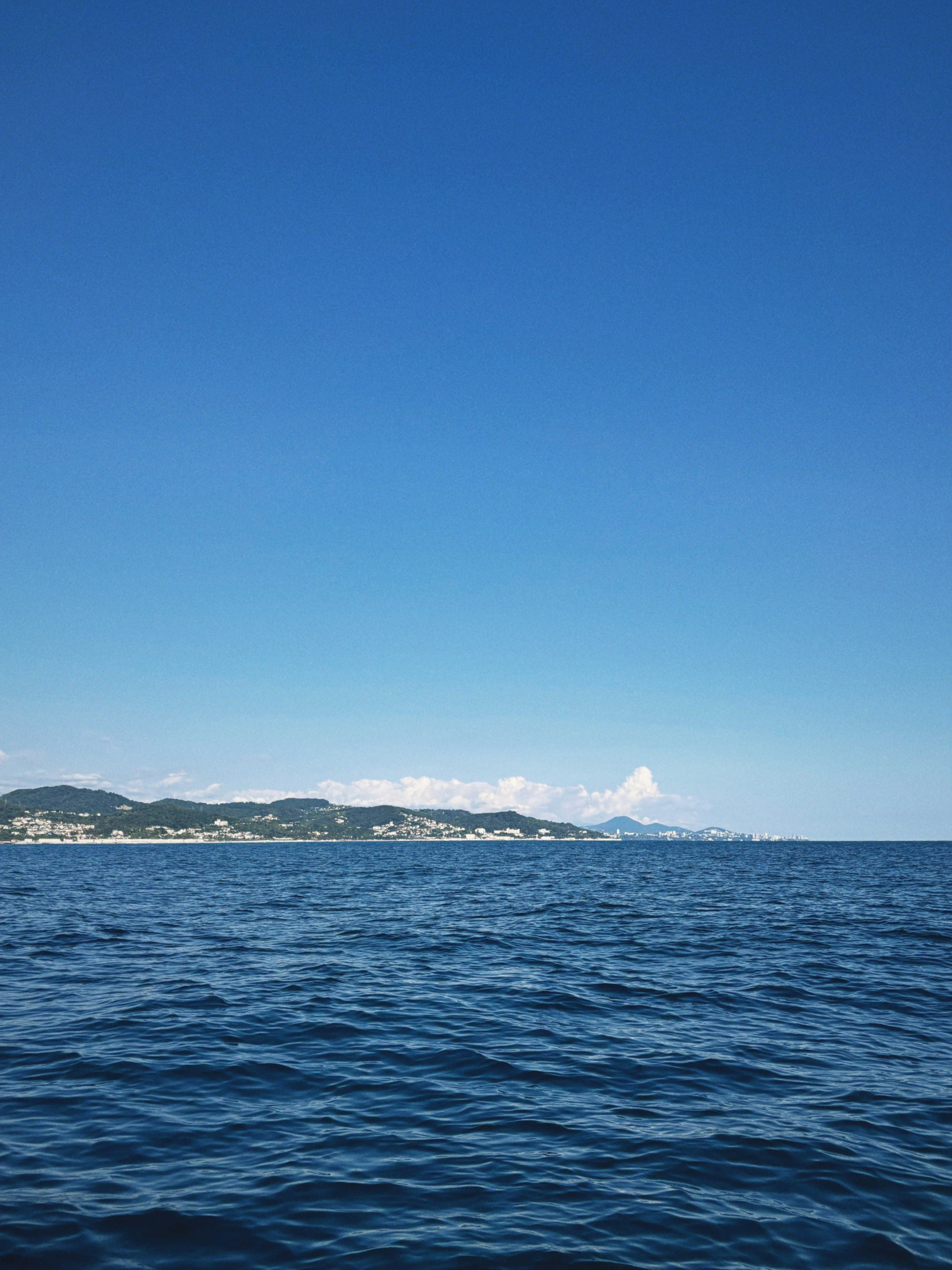 Un plan d’eau avec une petite île au loin