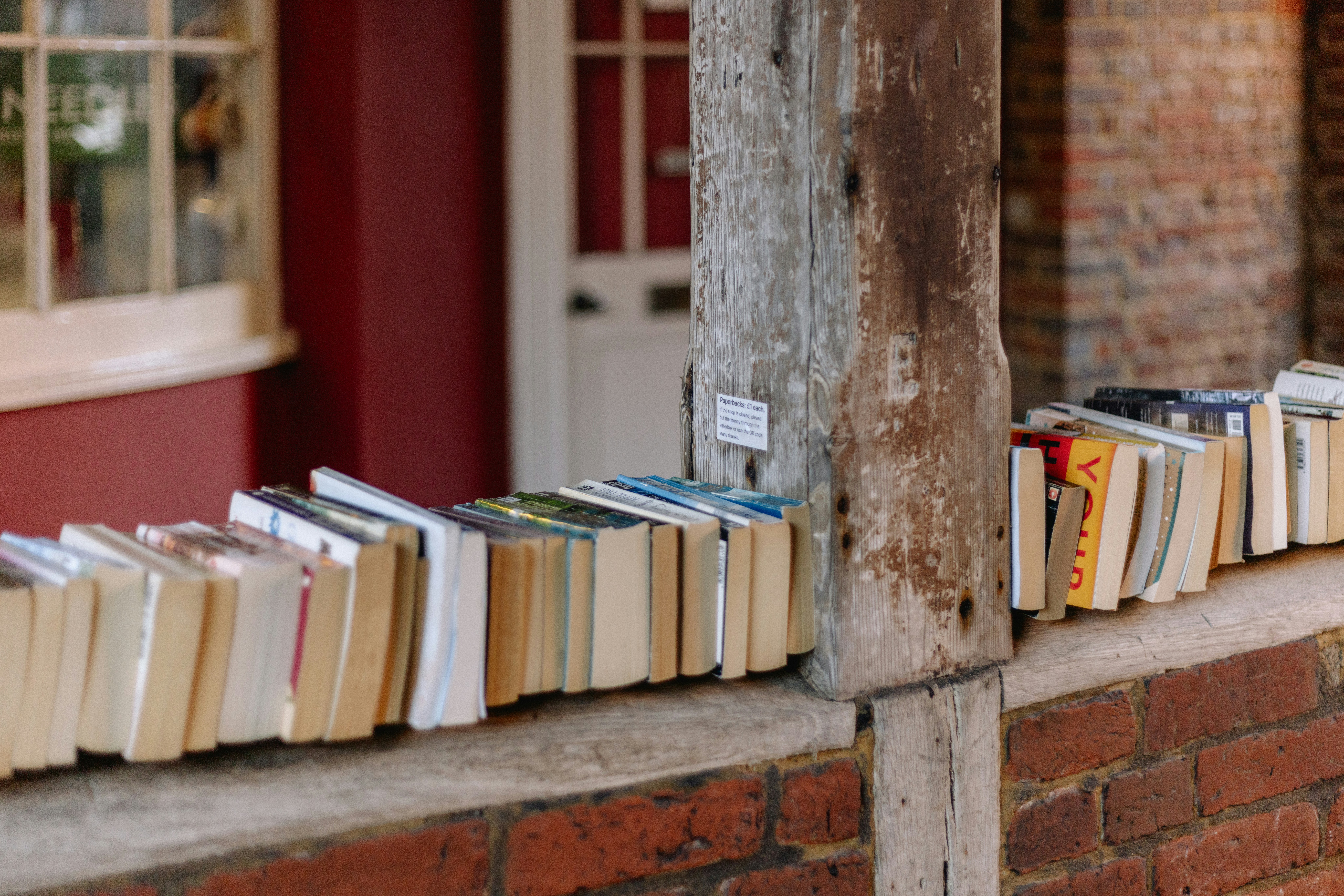 Une rangée de livres posée sur le côté d’un bâtiment