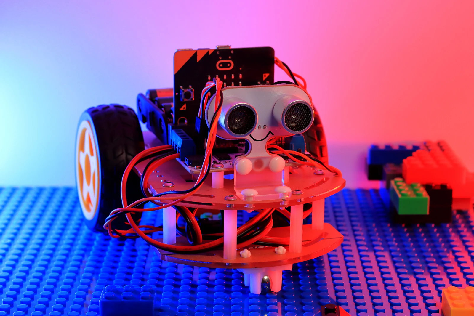 Robot lắp từ khối nhựa