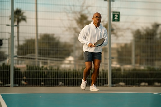 A man standing on a tennis court holding a racquet