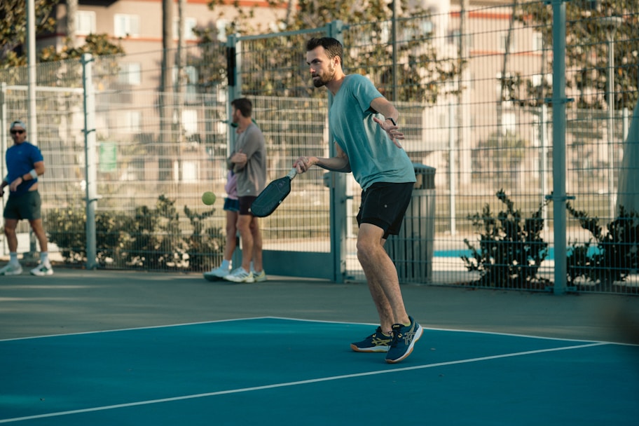 A man standing on a tennis court holding a racquet
