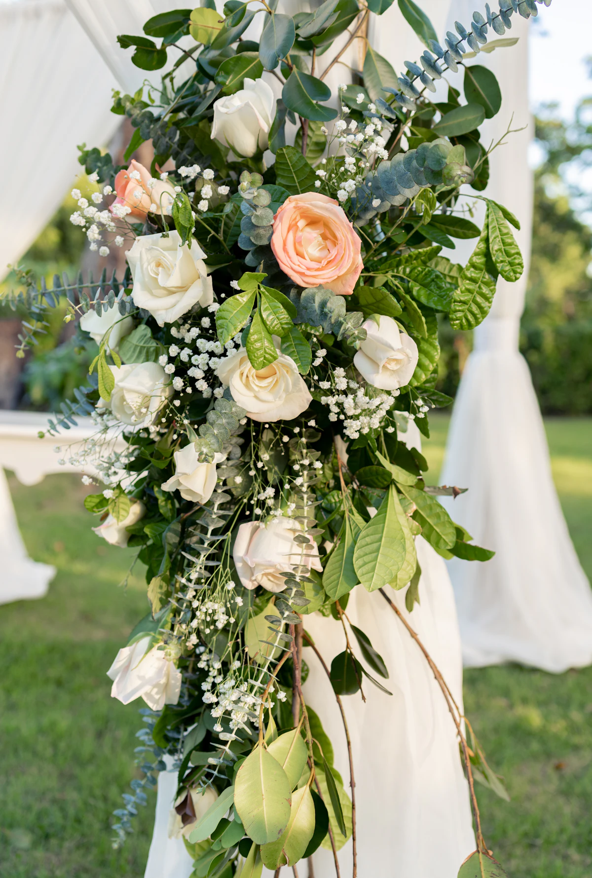Mariée tenant un bouquet de fleurs blanches