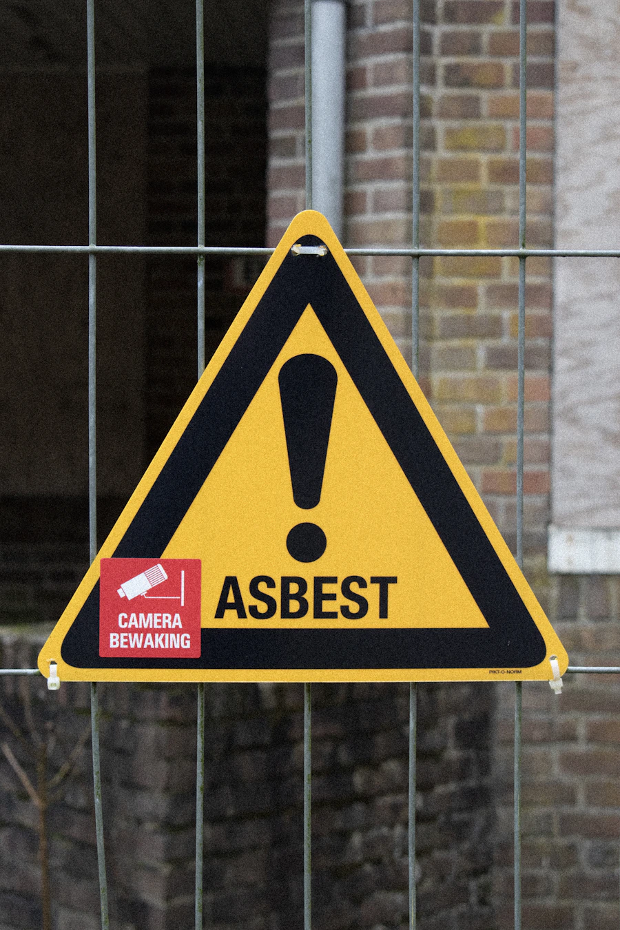 Warnschild auf einer Sanierungsbaustelle
