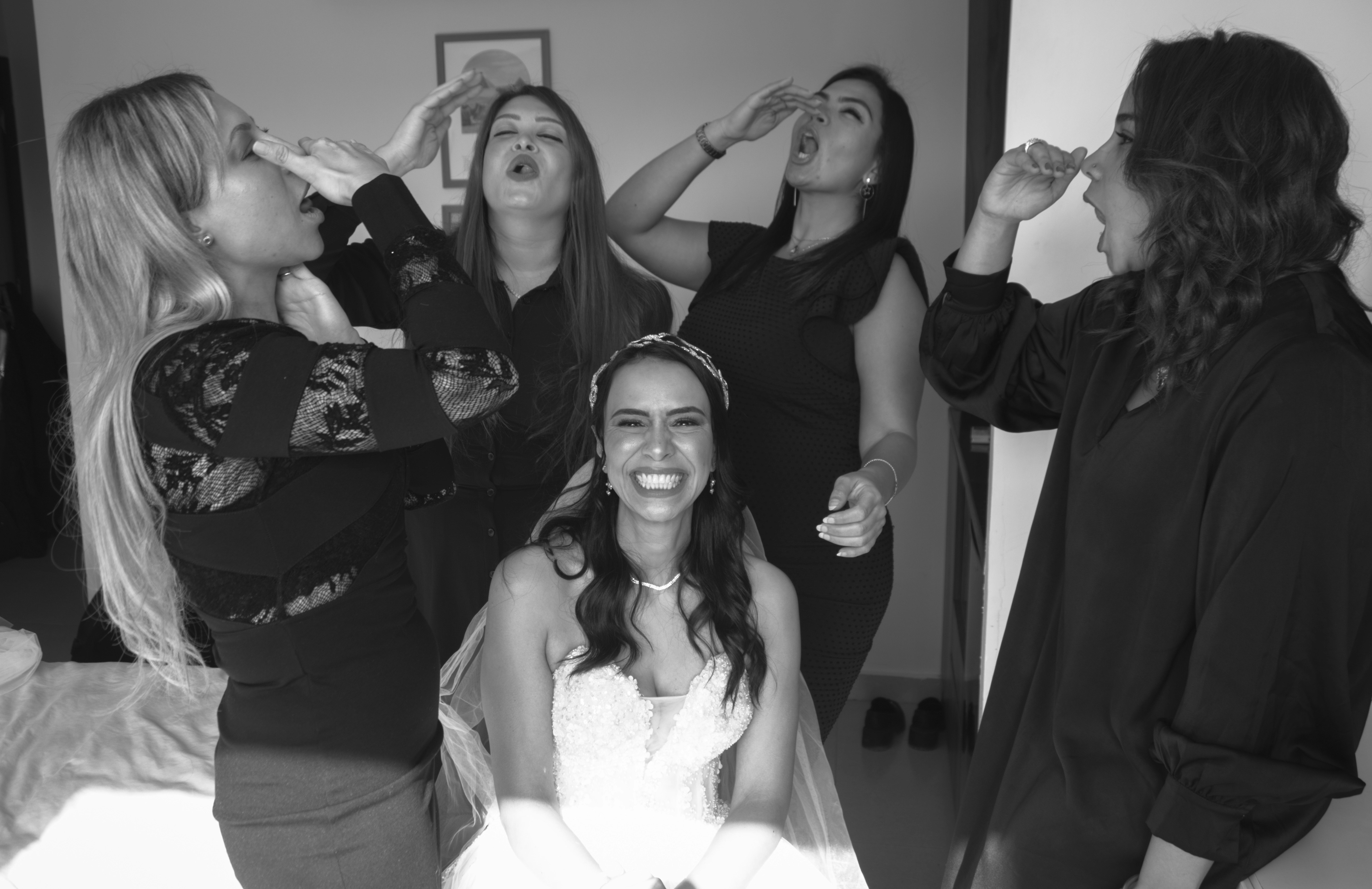 Un groupe de femmes debout les unes à côté des autres