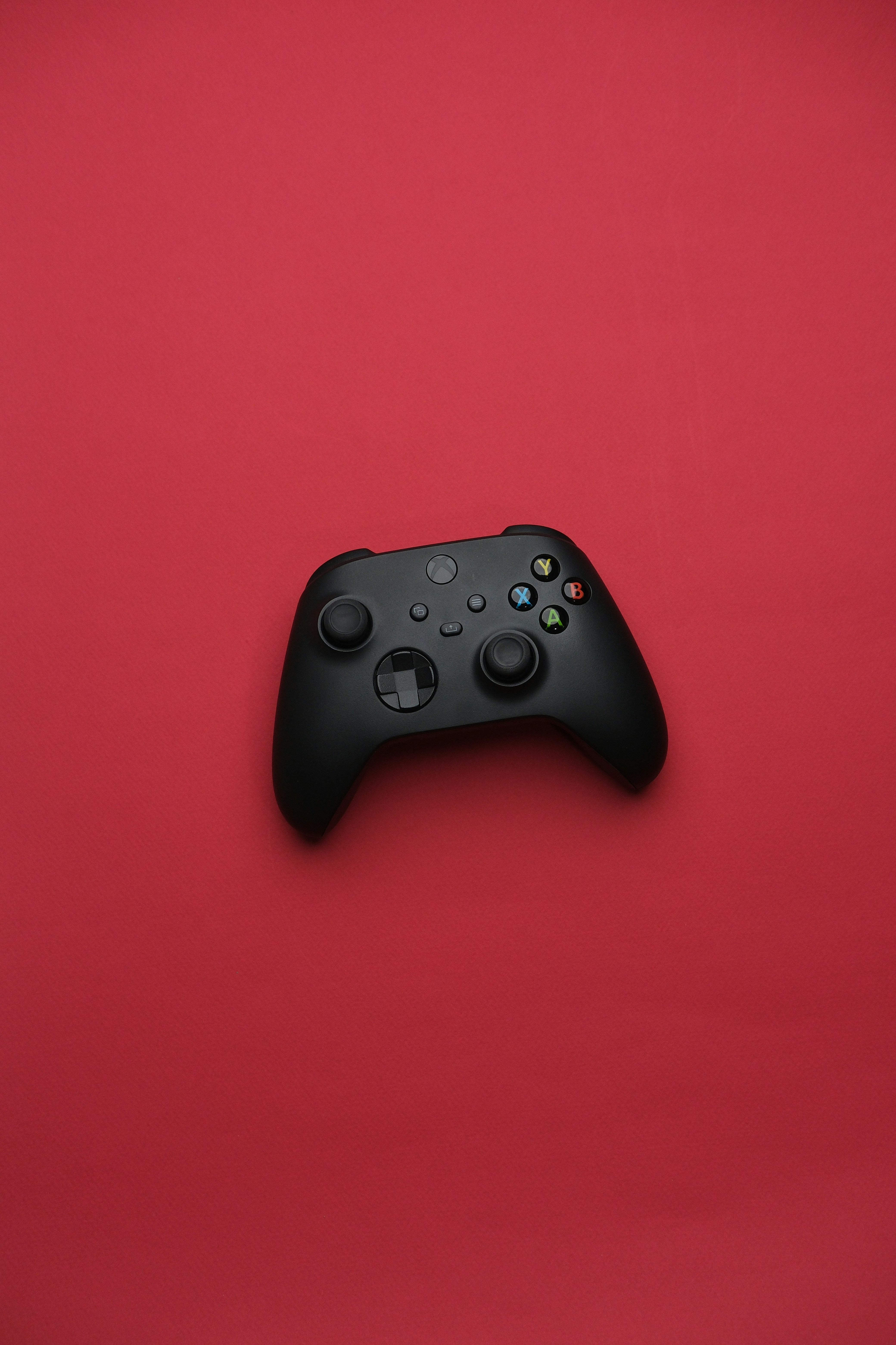 赤い背景に黒いコントローラー