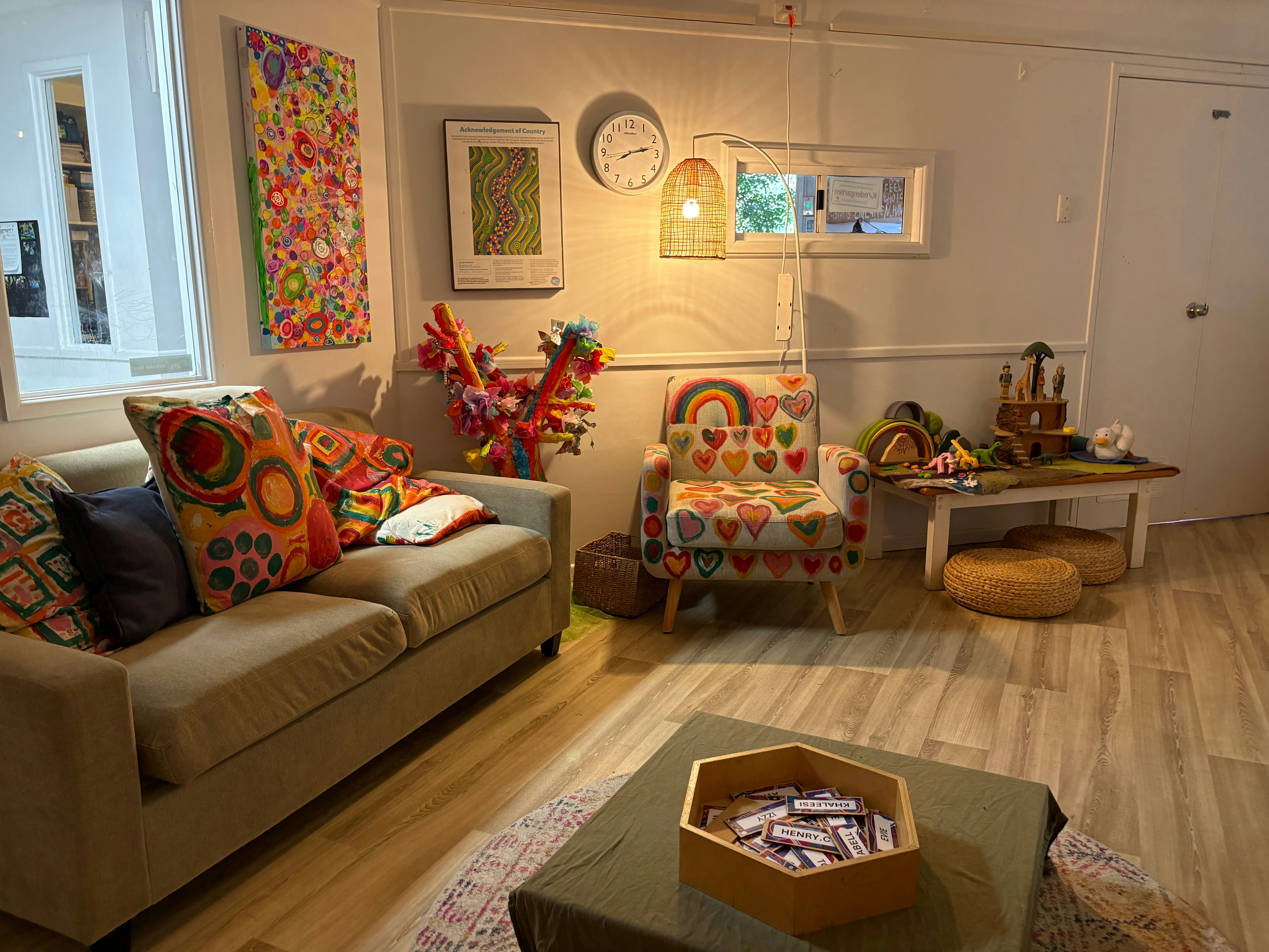 Juguetes y muebles dispuestos en una colorida sala de juegos para niños.