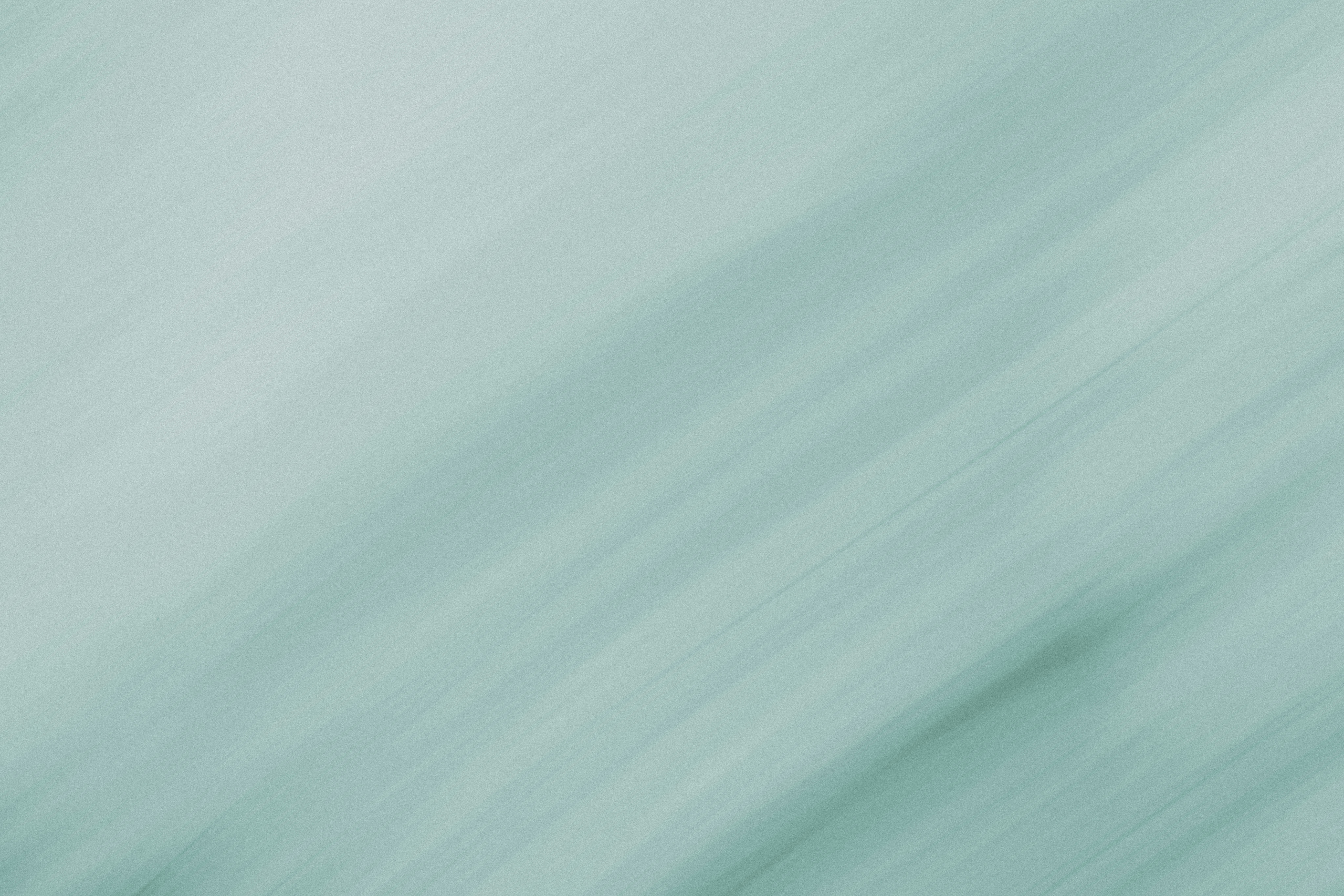 A blurry photo of a green and white background