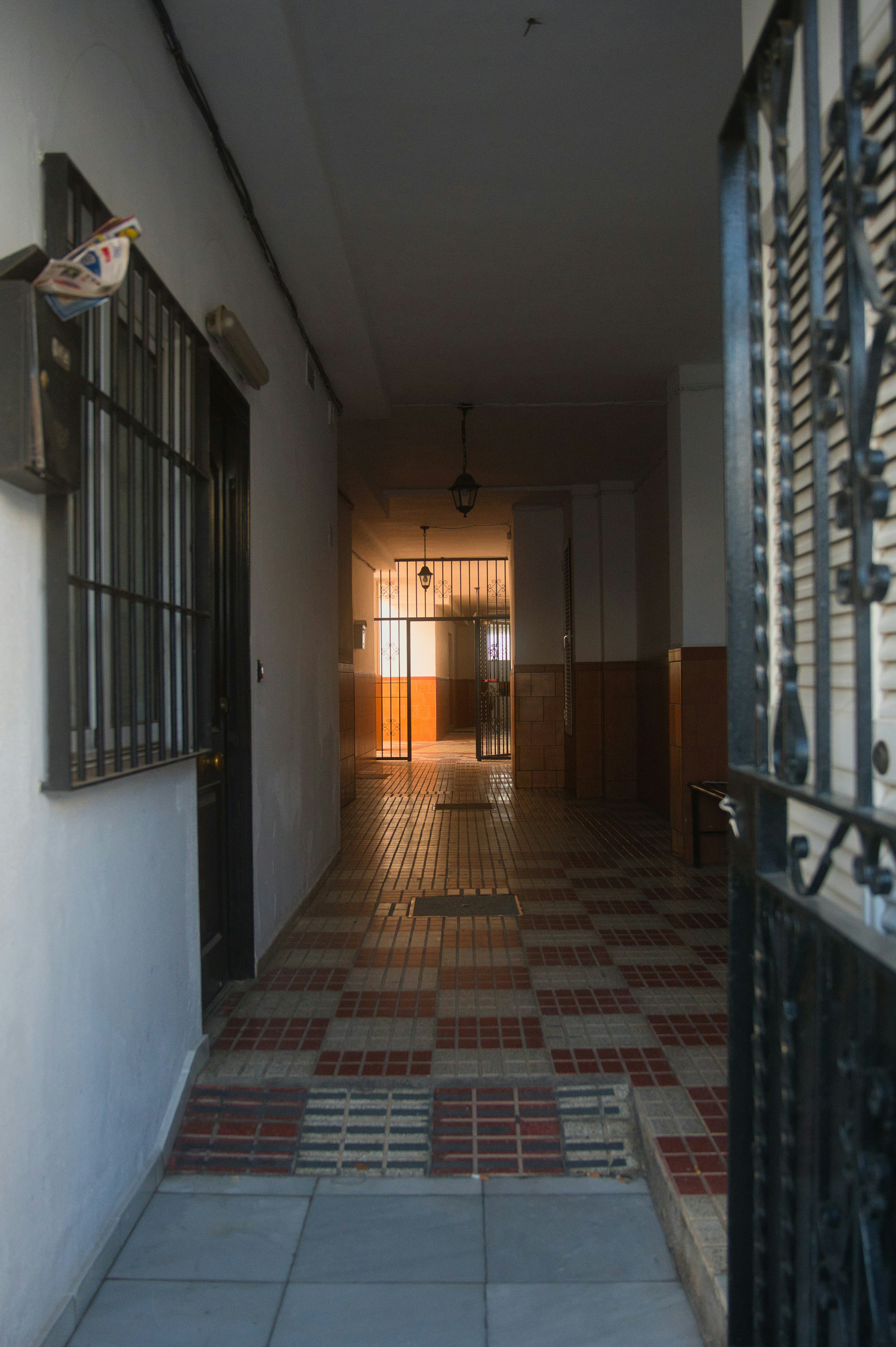 Un long couloir avec une porte et une fenêtre