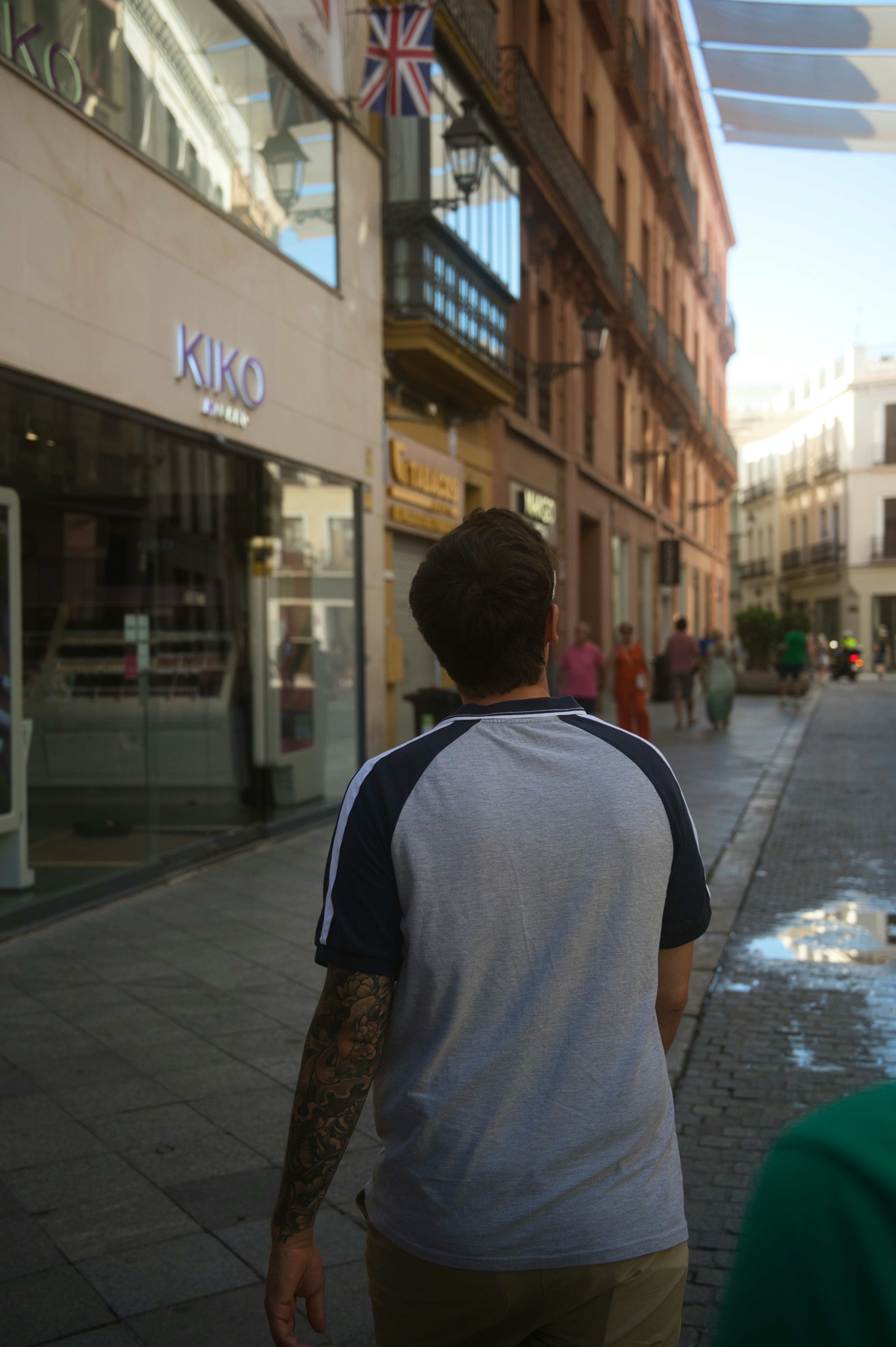 Un homme marchant dans une rue à côté de grands immeubles