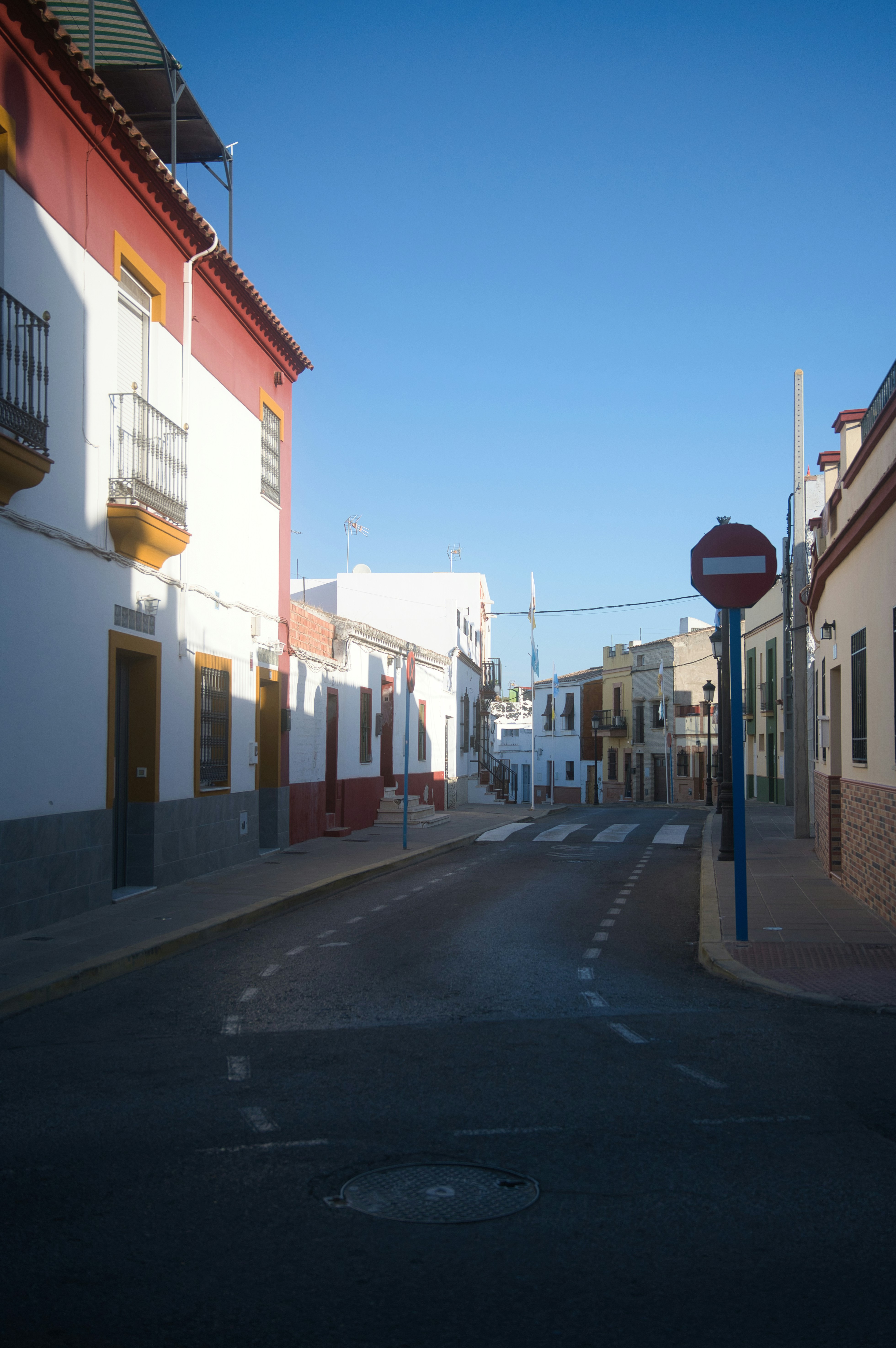 Une rue avec un panneau d’arrêt au coin de la rue