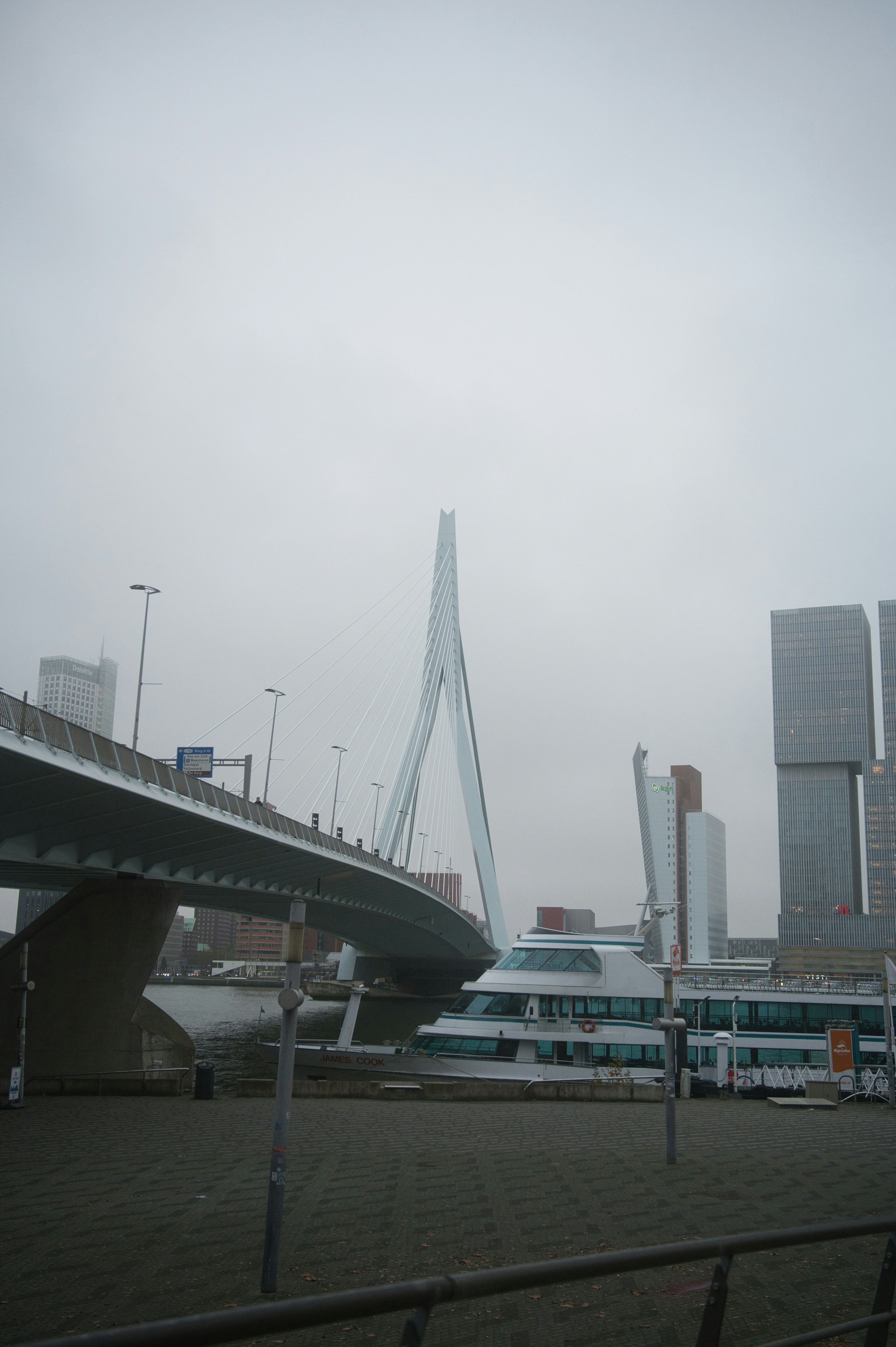 Un pont au-dessus d’un plan d’eau à côté de grands immeubles
