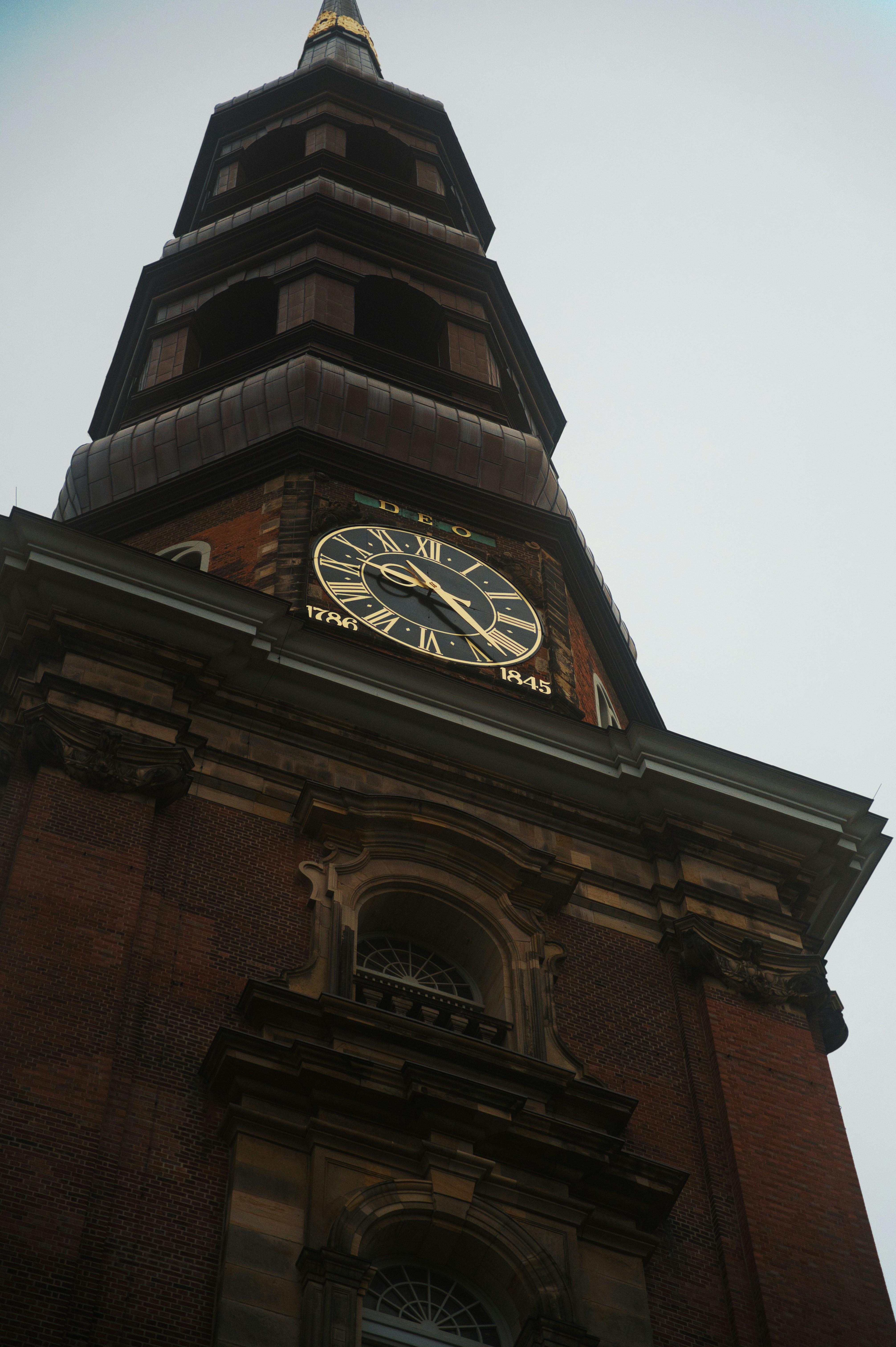 Une grande tour surmontée d’une horloge