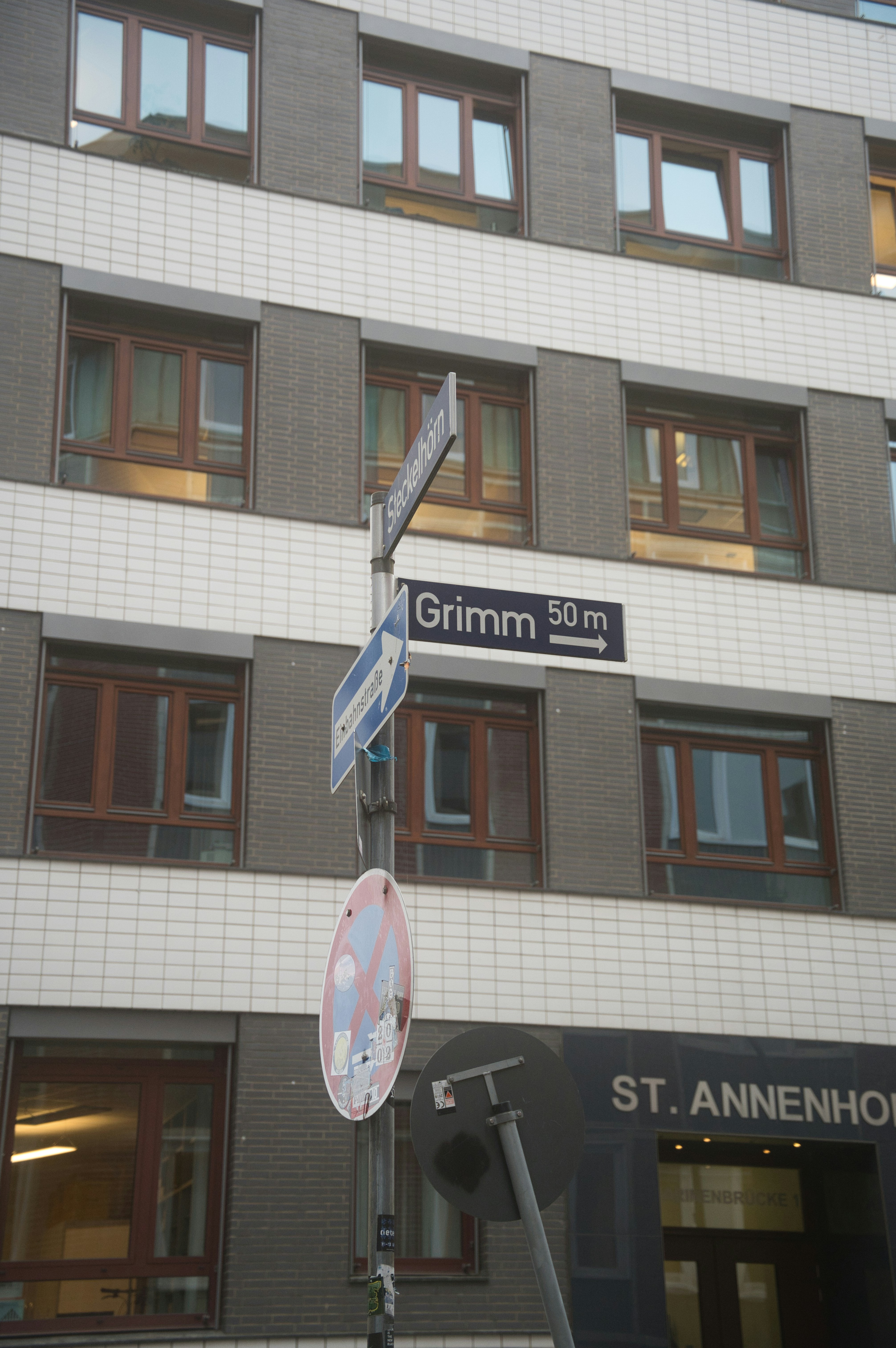 Un panneau de rue devant un grand immeuble