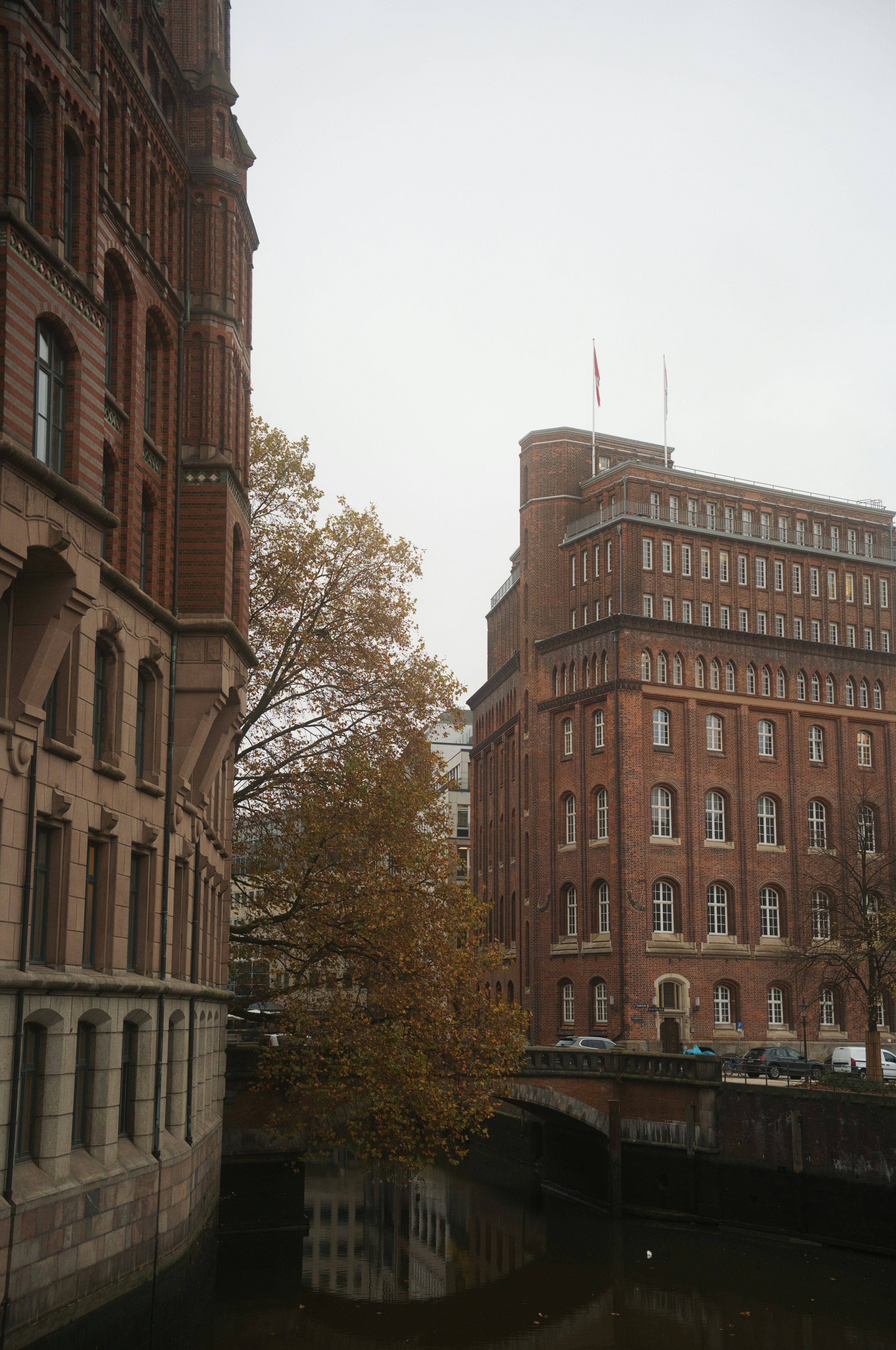 Une rivière qui traverse une ville à côté de grands immeubles
