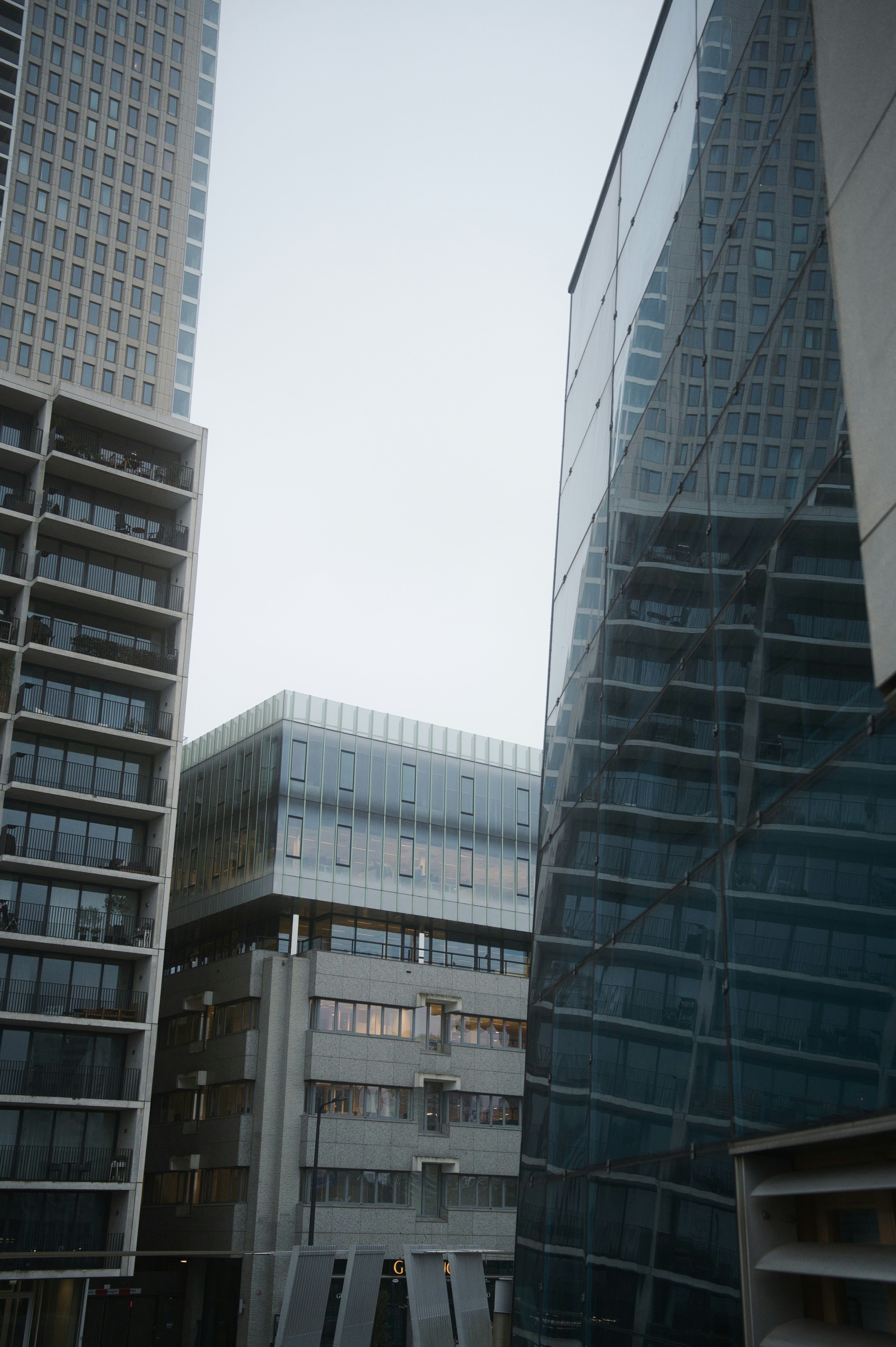 Quelques grands bâtiments assis l’un à côté de l’autre