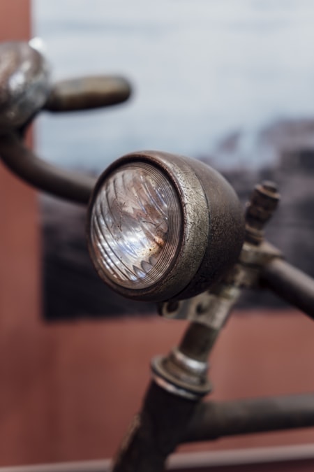 Close de uma luz dianteira montada no guidão da bicicleta para pedalar com segurança